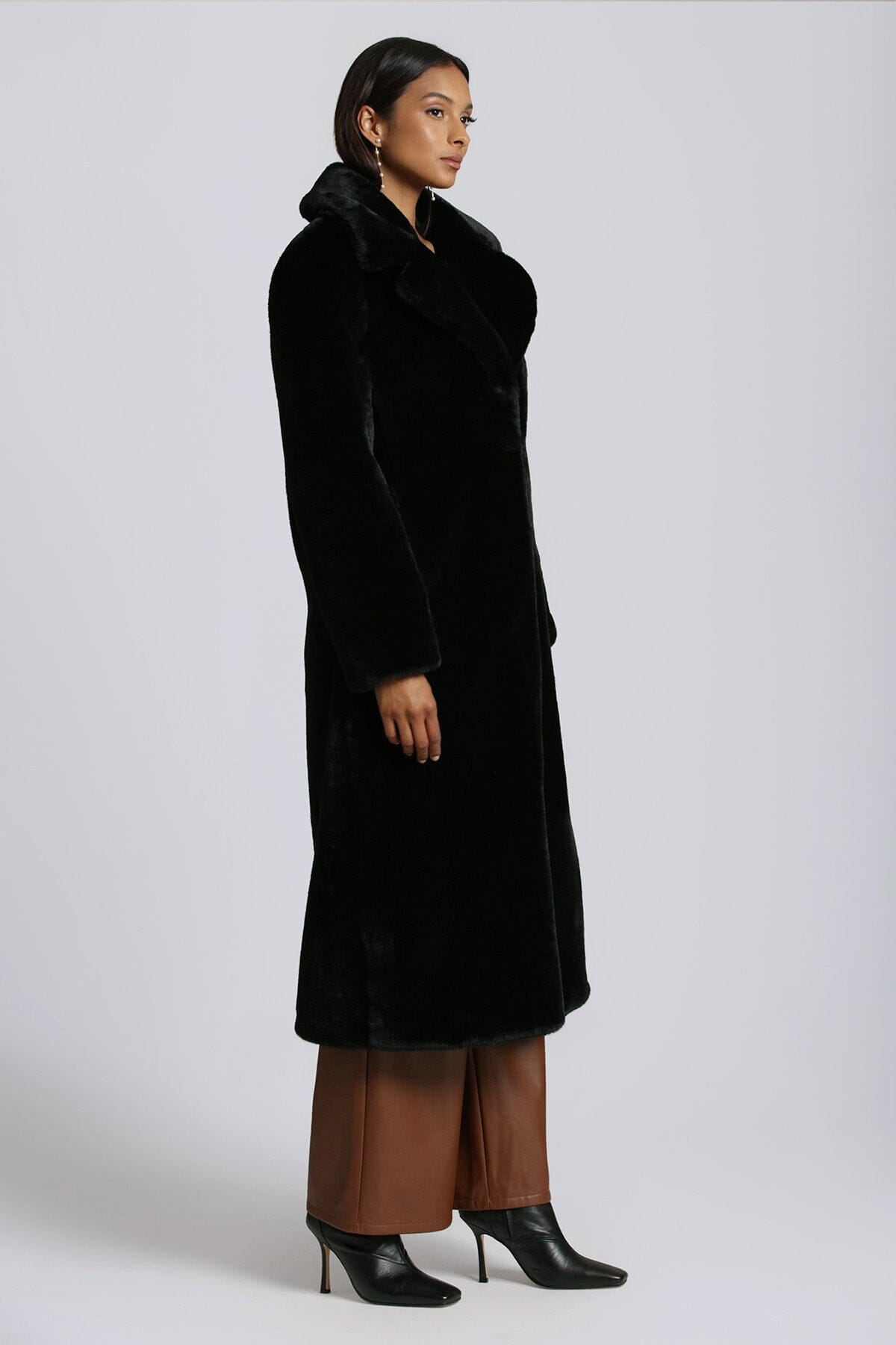 Black luxurious long faux fur maxi coat jacket outerwear
