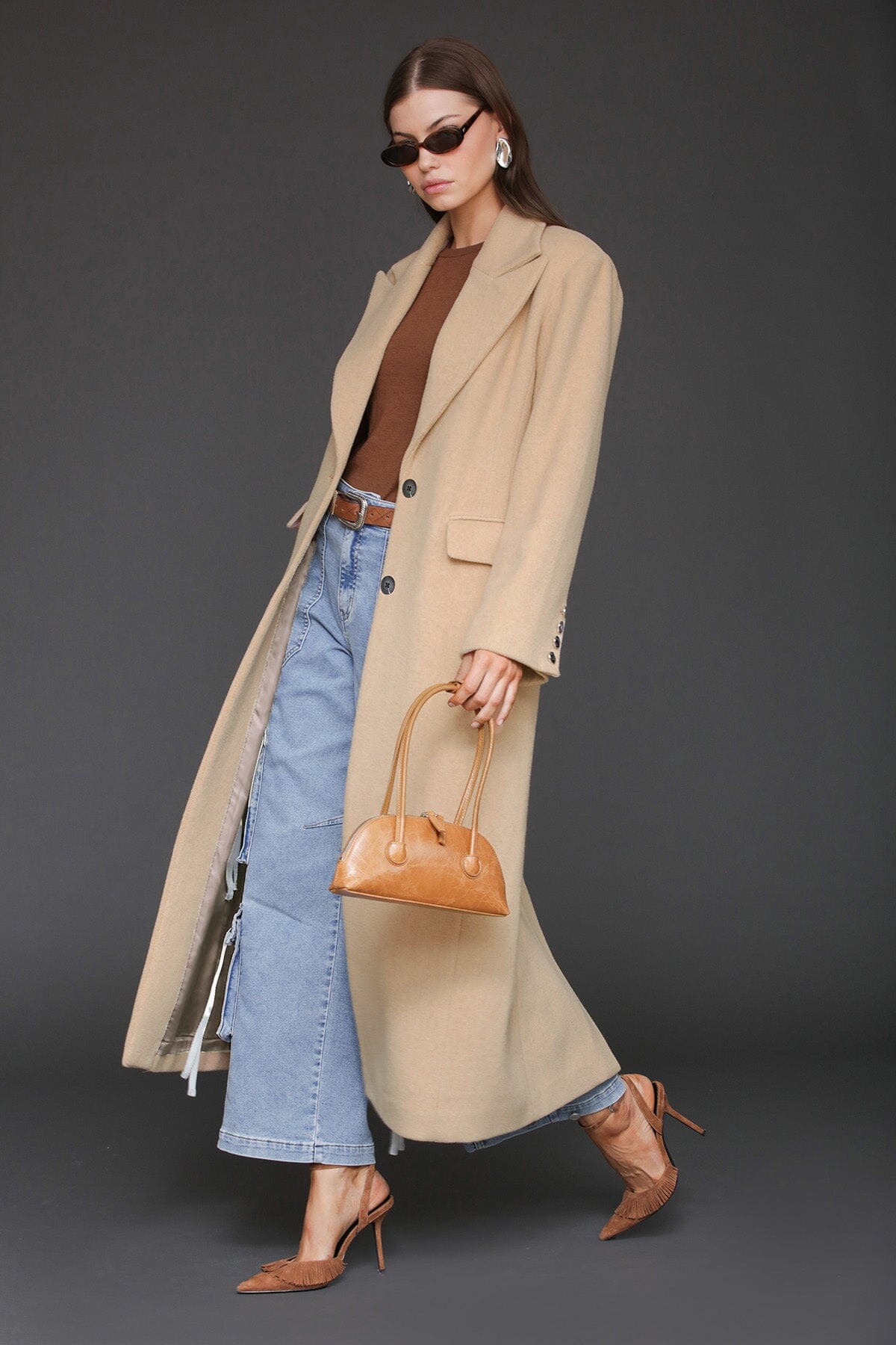 Strong shoulder hourglass camel single-breasted maxi coat with shoulder pads and long tailored sleeves - Cute women's maxi coats by Avec Les Filles