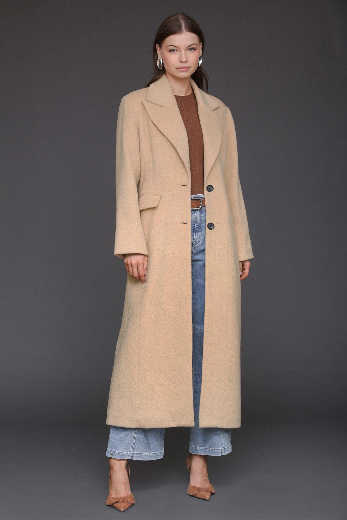 Strong shoulder hourglass camel single-breasted maxi coat with shoulder pads and long tailored sleeves - Cute women's maxi coats by Avec Les Filles
