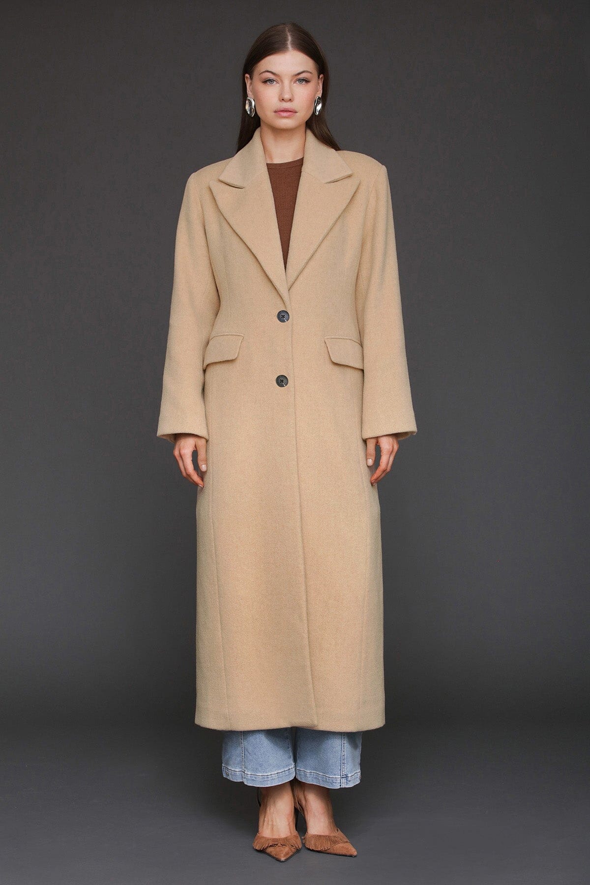 Strong shoulder hourglass camel single-breasted maxi coat with shoulder pads and long tailored sleeves - Cute women's maxi coats by Avec Les Filles