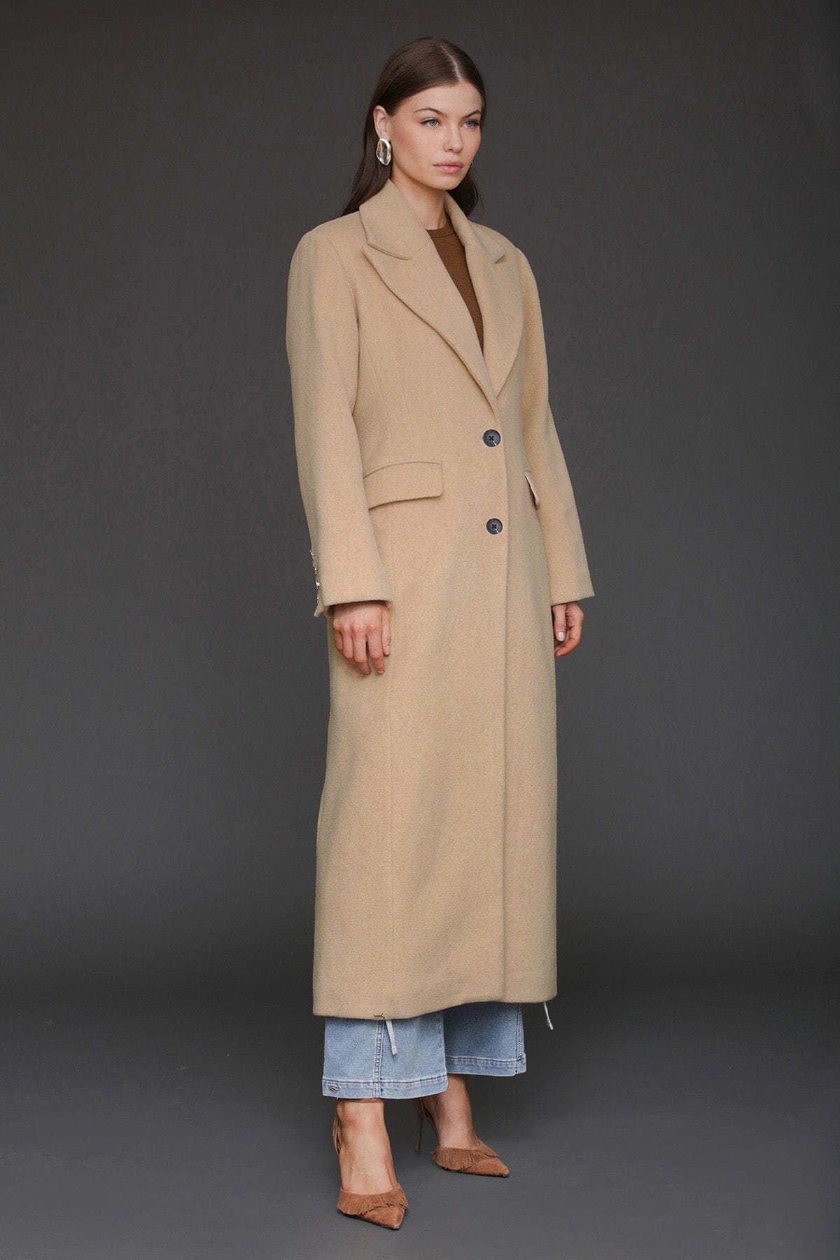 Strong shoulder hourglass camel single-breasted maxi coat with shoulder pads and long tailored sleeves - Cute women's maxi coats by Avec Les Filles