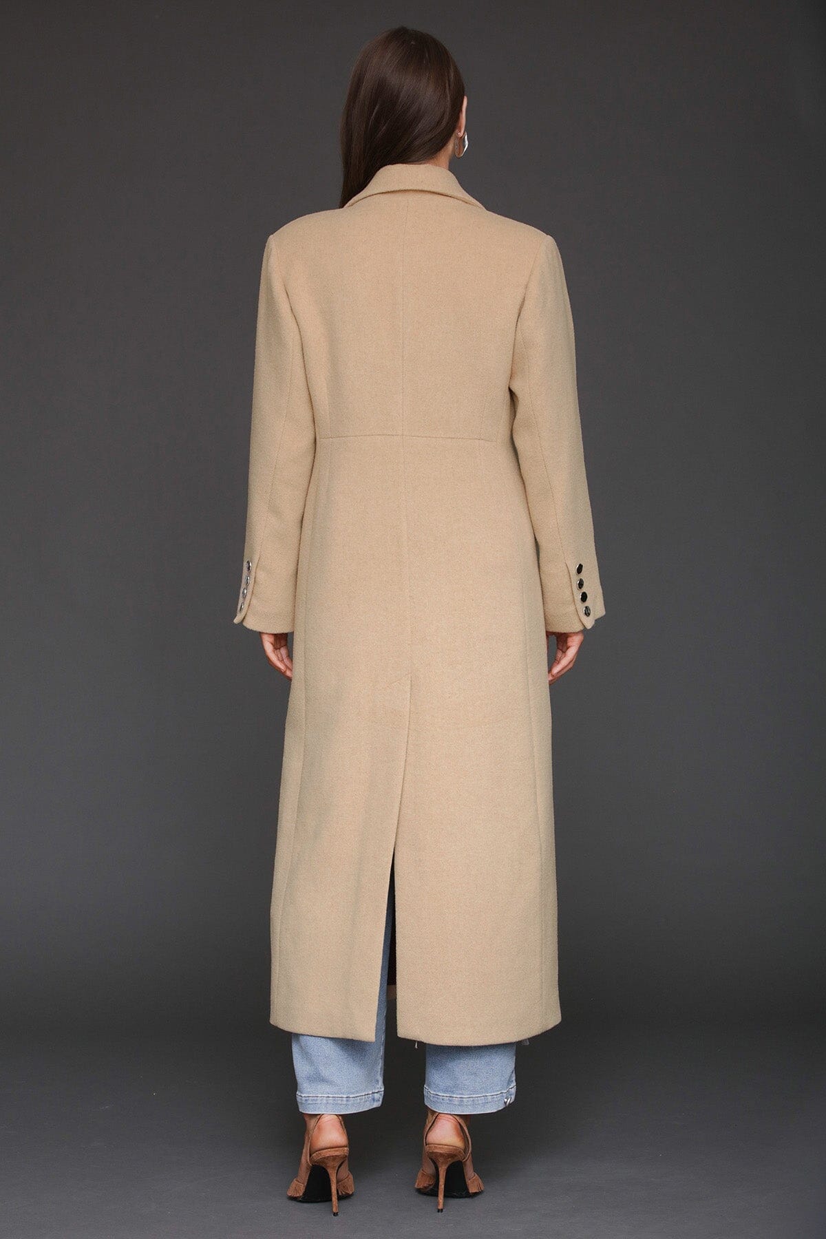 Strong shoulder hourglass camel single-breasted maxi coat with shoulder pads and long tailored sleeves - Cute women's maxi coats by Avec Les Filles