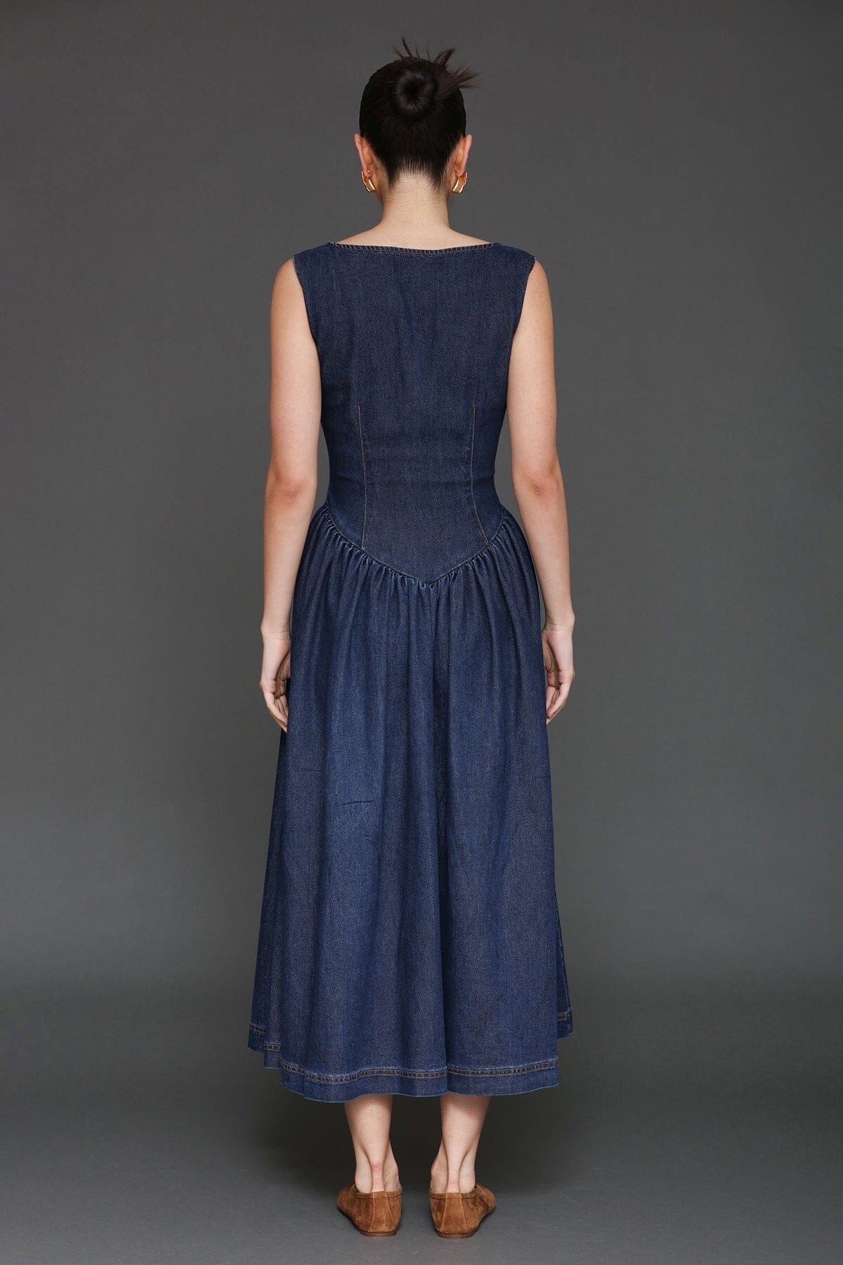 Zip-front indigo blue cotton blend denim midi dress with scoop neckline, side pockets and wide straps - Cute women's midi dresses by Avec Les Filles