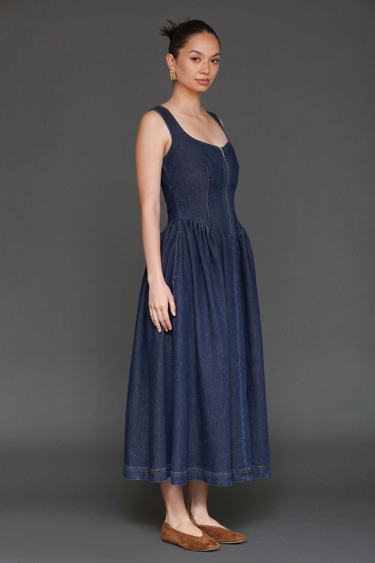 Zip-front indigo blue cotton blend denim midi dress with scoop neckline, side pockets and wide straps - Cute women's midi dresses by Avec Les Filles
