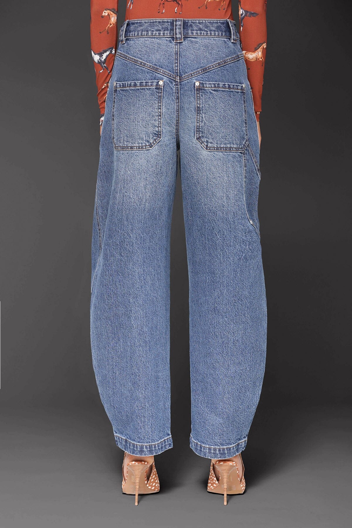 Barrel leg carpenter high-rise jeans made from a cotton blend with ankle-length hem and patch pockets - Cute women's jeans by Avec Les Filles