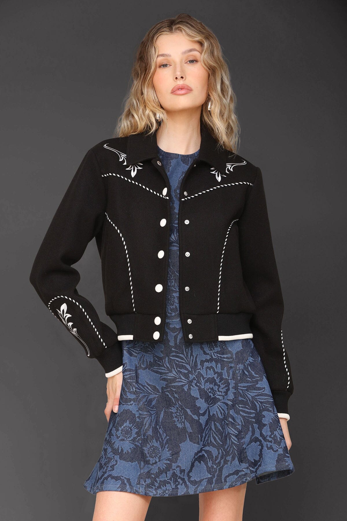 Western embroidered black cropped bomber jacket with long sleeves, snap-front closure and pointed collar - Cute women's jackets by Avec Les Filles