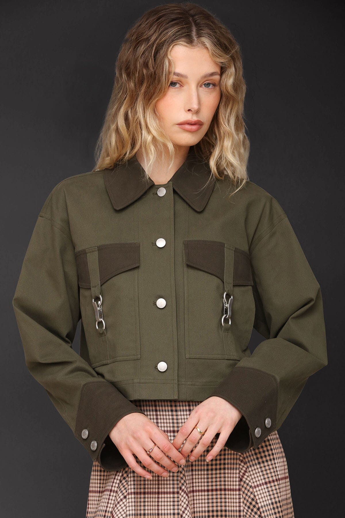 Relaxed cotton twill utility olive cropped jacket with long sleeves and pointed contrast collar - Cute women's jackets by Avec Les Filles