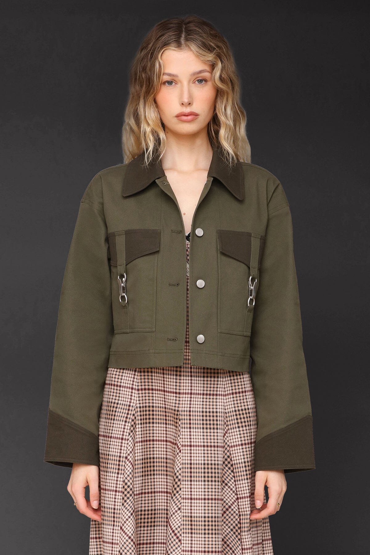 Relaxed cotton twill utility olive cropped jacket with long sleeves and pointed contrast collar - Cute women's jackets by Avec Les Filles