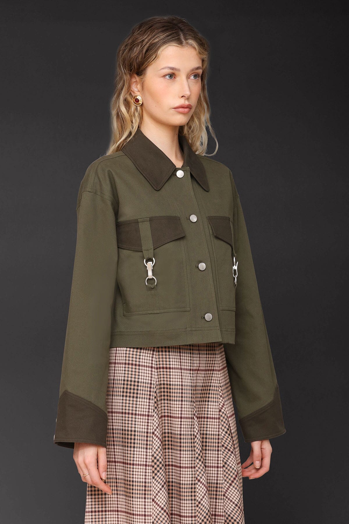 Relaxed cotton twill utility olive cropped jacket with long sleeves and pointed contrast collar - Cute women's jackets by Avec Les Filles