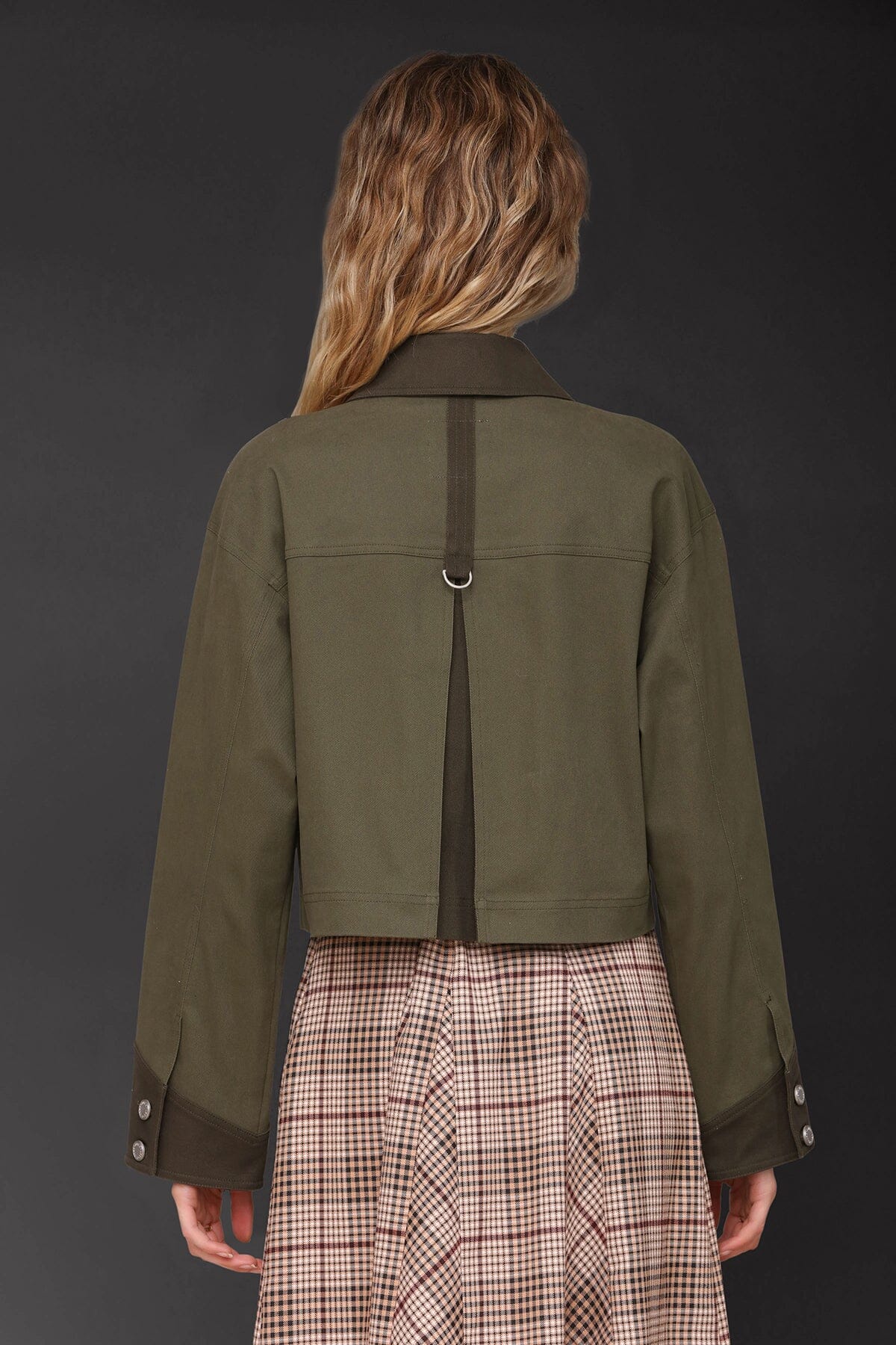 Relaxed cotton twill utility olive cropped jacket with long sleeves and pointed contrast collar - Cute women's jackets by Avec Les Filles