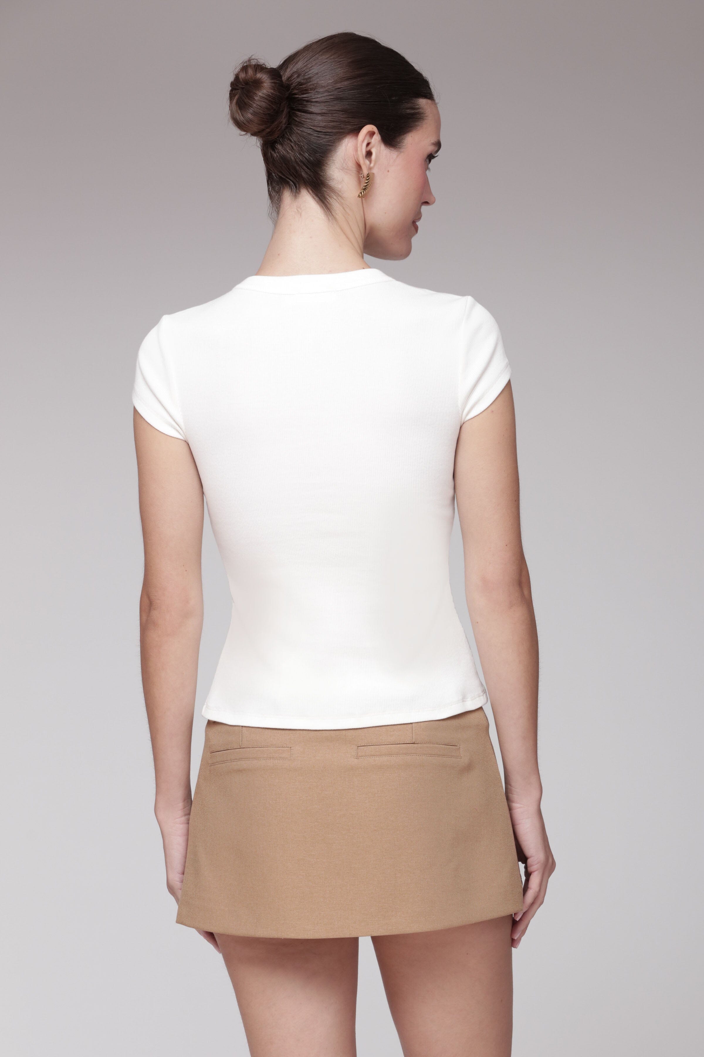 Flower-button white cotton T-shirt with cap sleeves and crew neckline - Shop designer women's cotton tees by Avec Les Filles