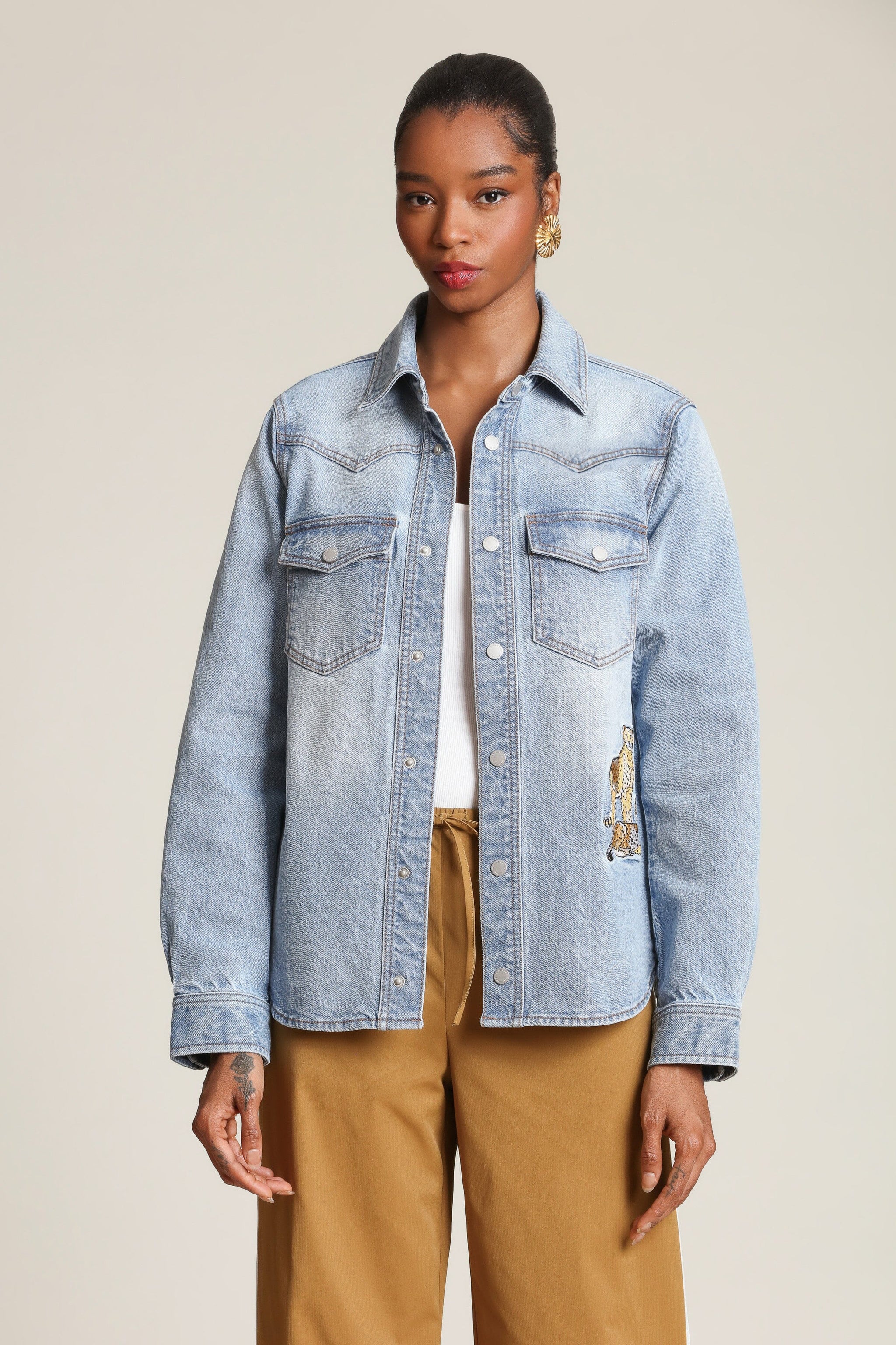 Avec Les Filles Women's Cheetah Embroidered Button-Front Shirt - Light Blue Wash