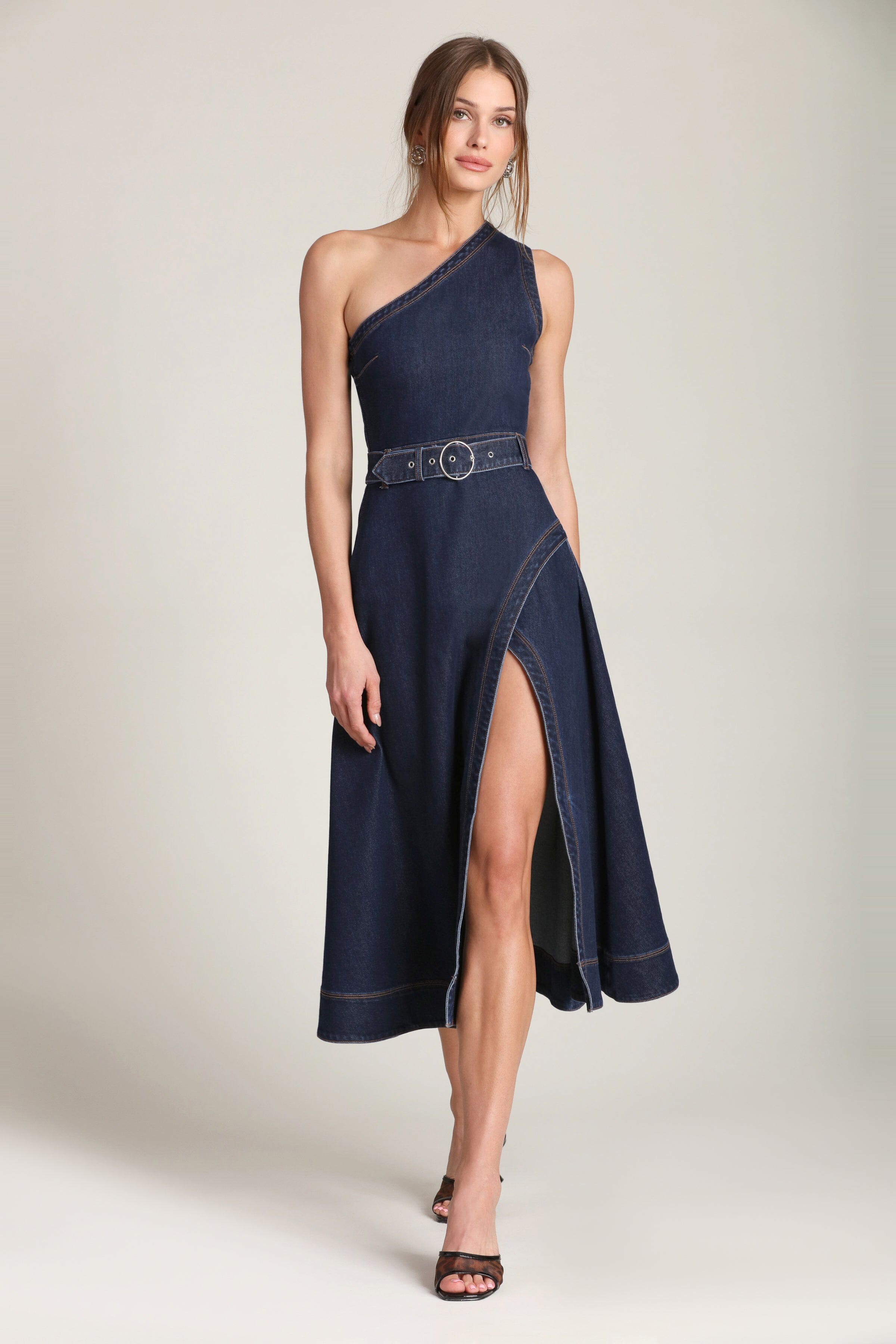 One-shoulder detachable belted dark blue denim midi dress with a flared skirt and front slit by Avec Les Filles