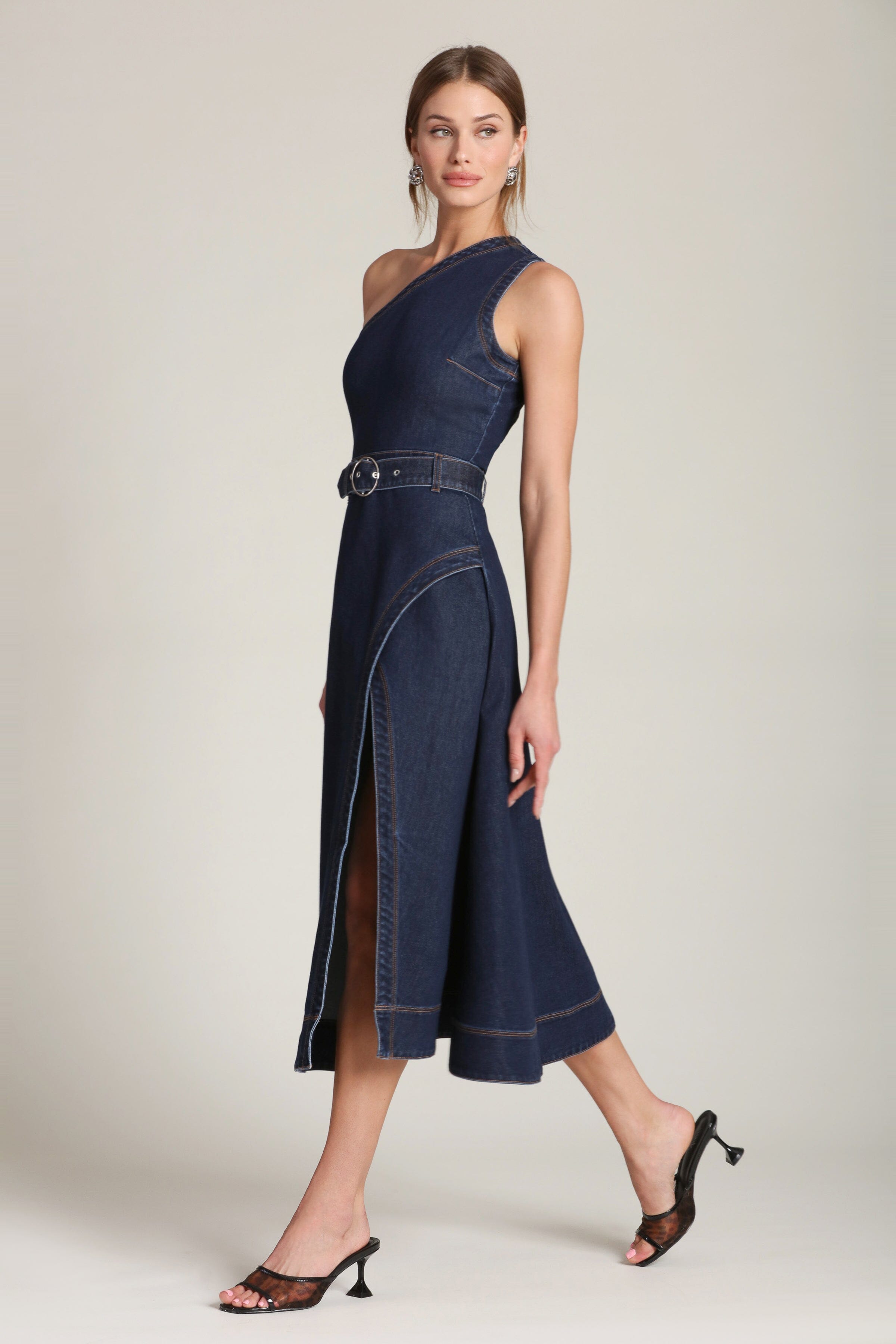 One-shoulder detachable belted dark blue denim midi dress with a flared skirt and front slit by Avec Les Filles