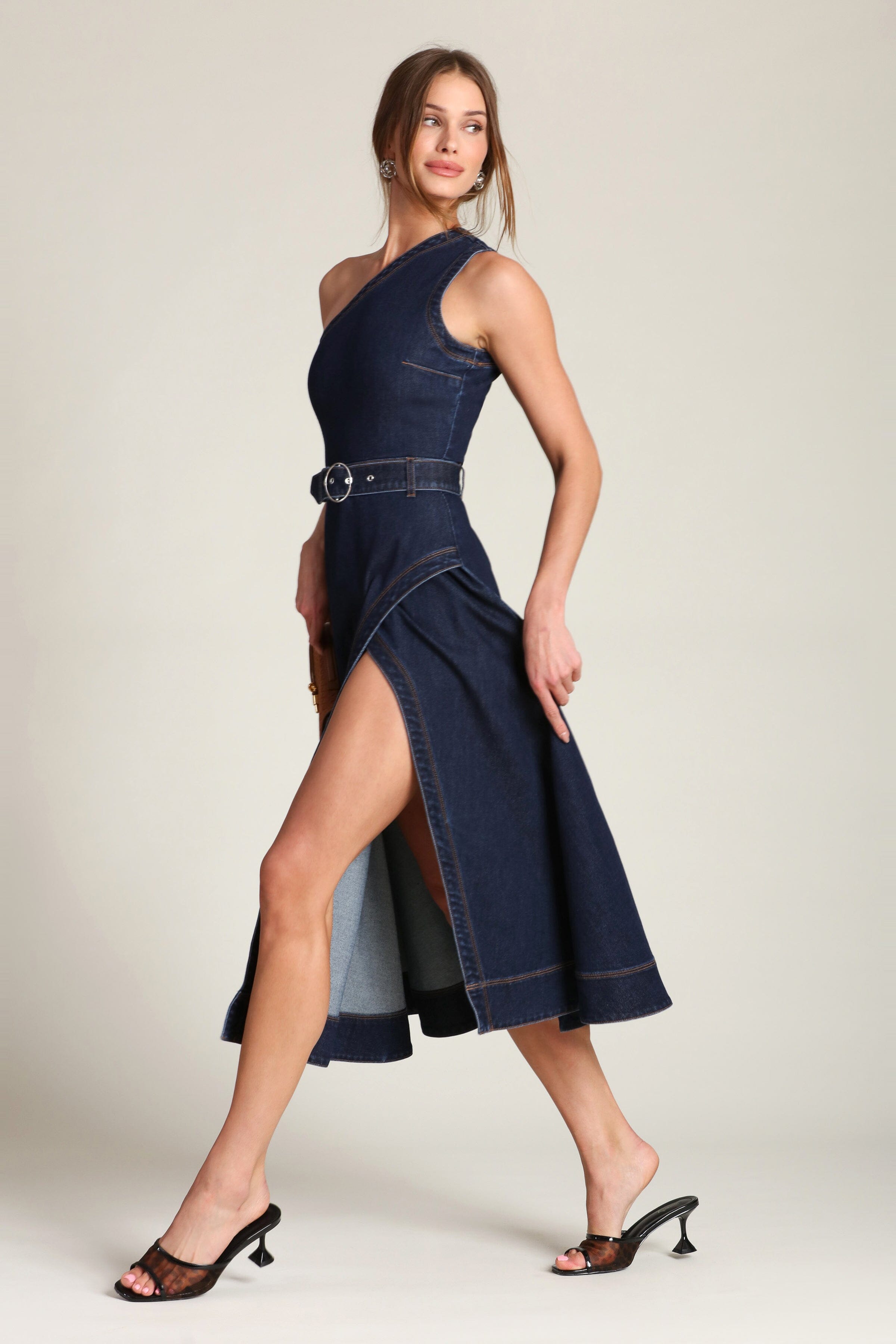 One-shoulder detachable belted dark blue denim midi dress with a flared skirt and front slit by Avec Les Filles