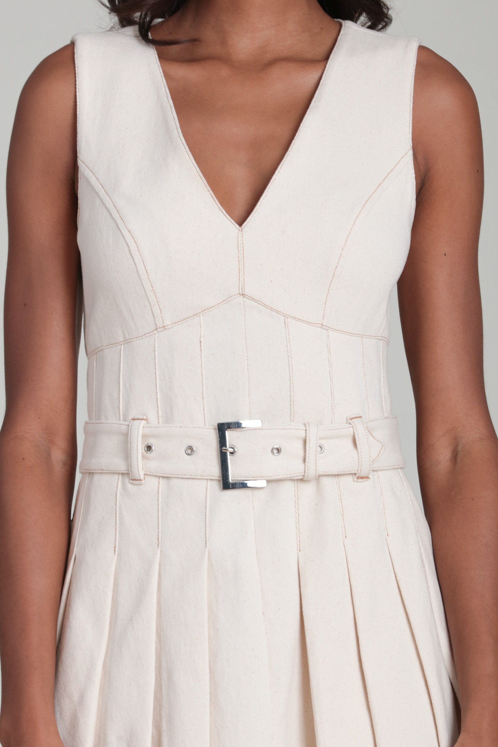 Fit & flare sleeveless white denim dress in cotton blend with a removable belt and V-neck by Avec Les Filles
