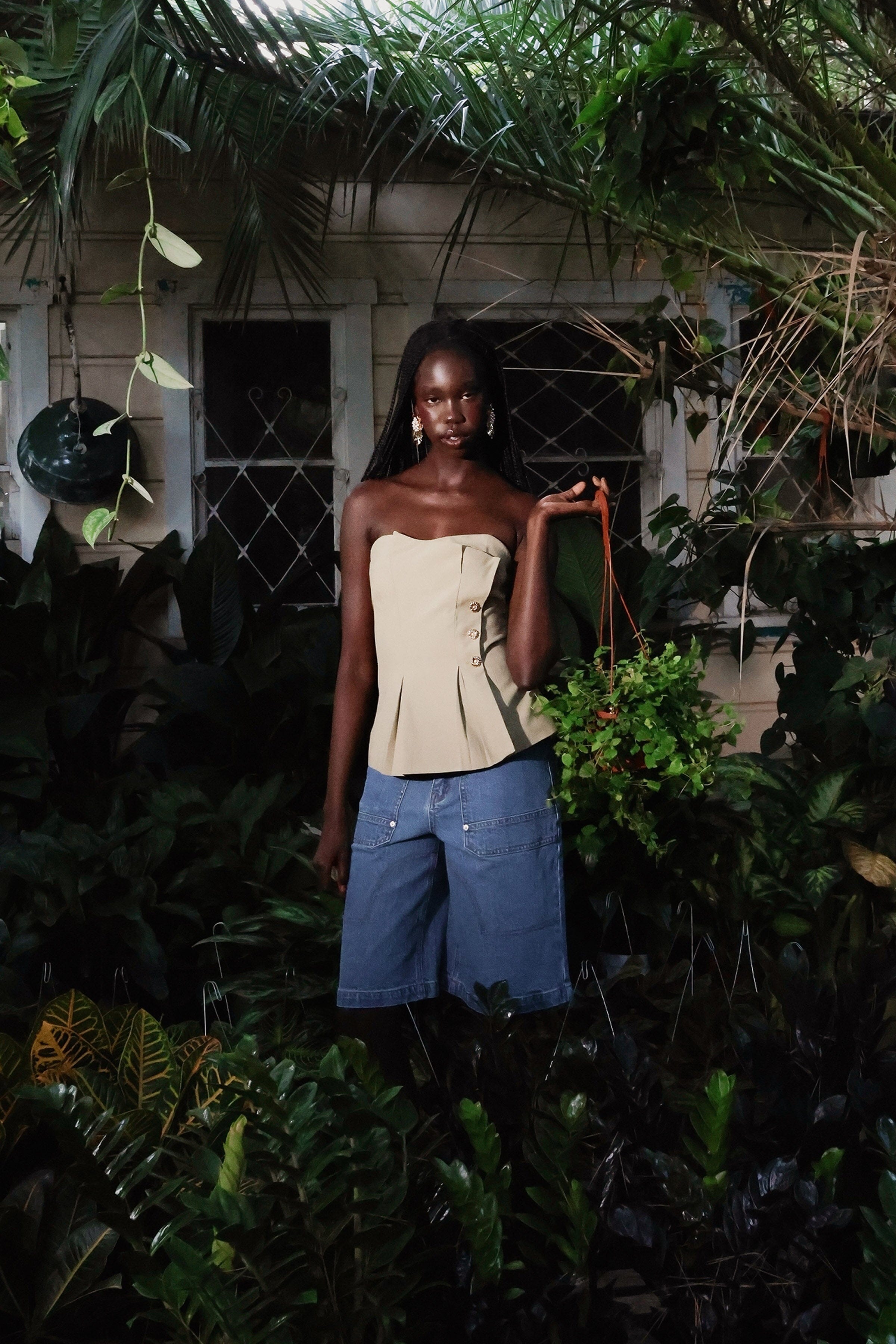 wide-leg denim cargo shorts in cotton blend with high-rise waist - women's denim bermuda shorts by Avec Les Filles