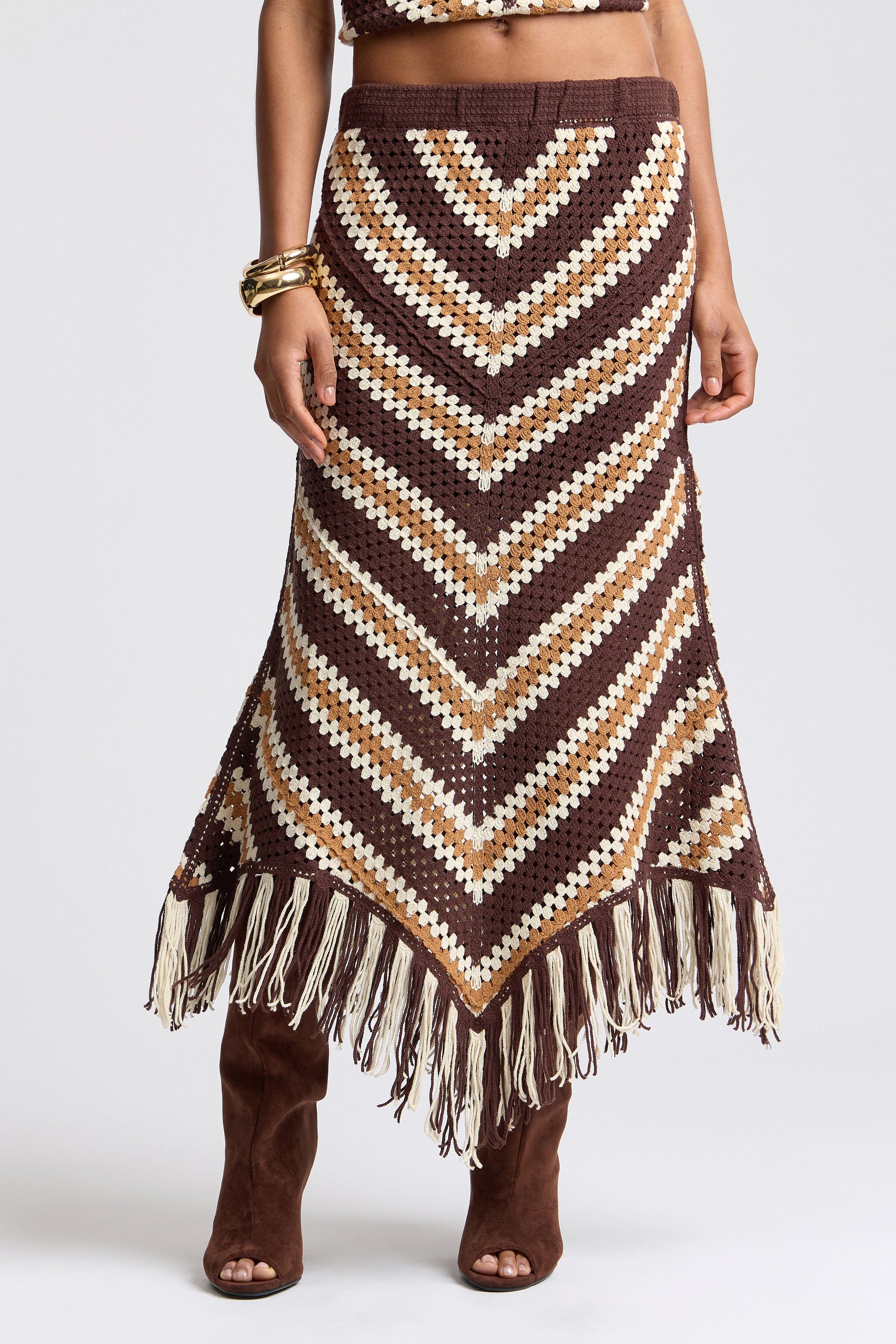 Brown crochet maxi skirt in cotton blend with elastic waist and swingy fringe. Shop cute maxi skirts by Avec Les Filles