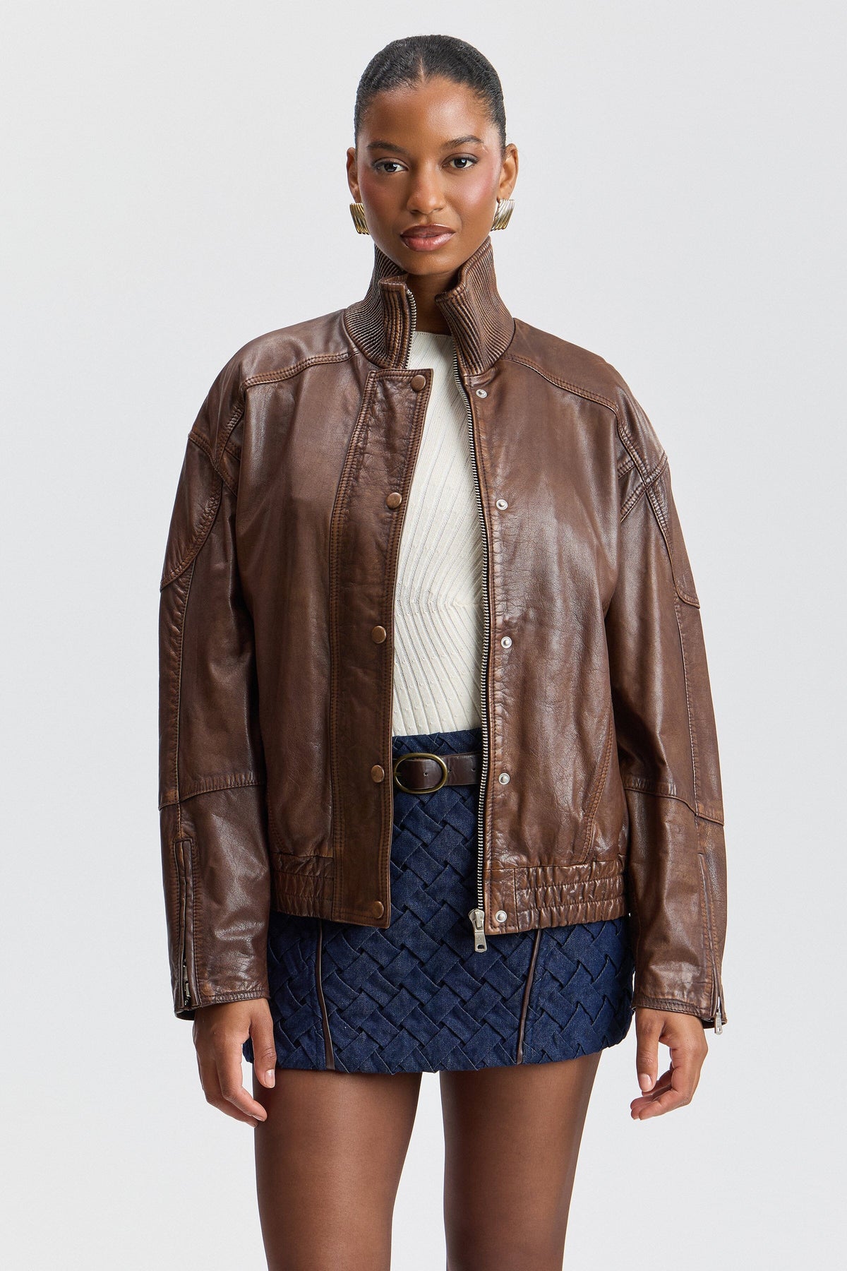 Oversized brown bomber jacket in genuine leather, with a front zip and snap buttons by Avec Les Filles.