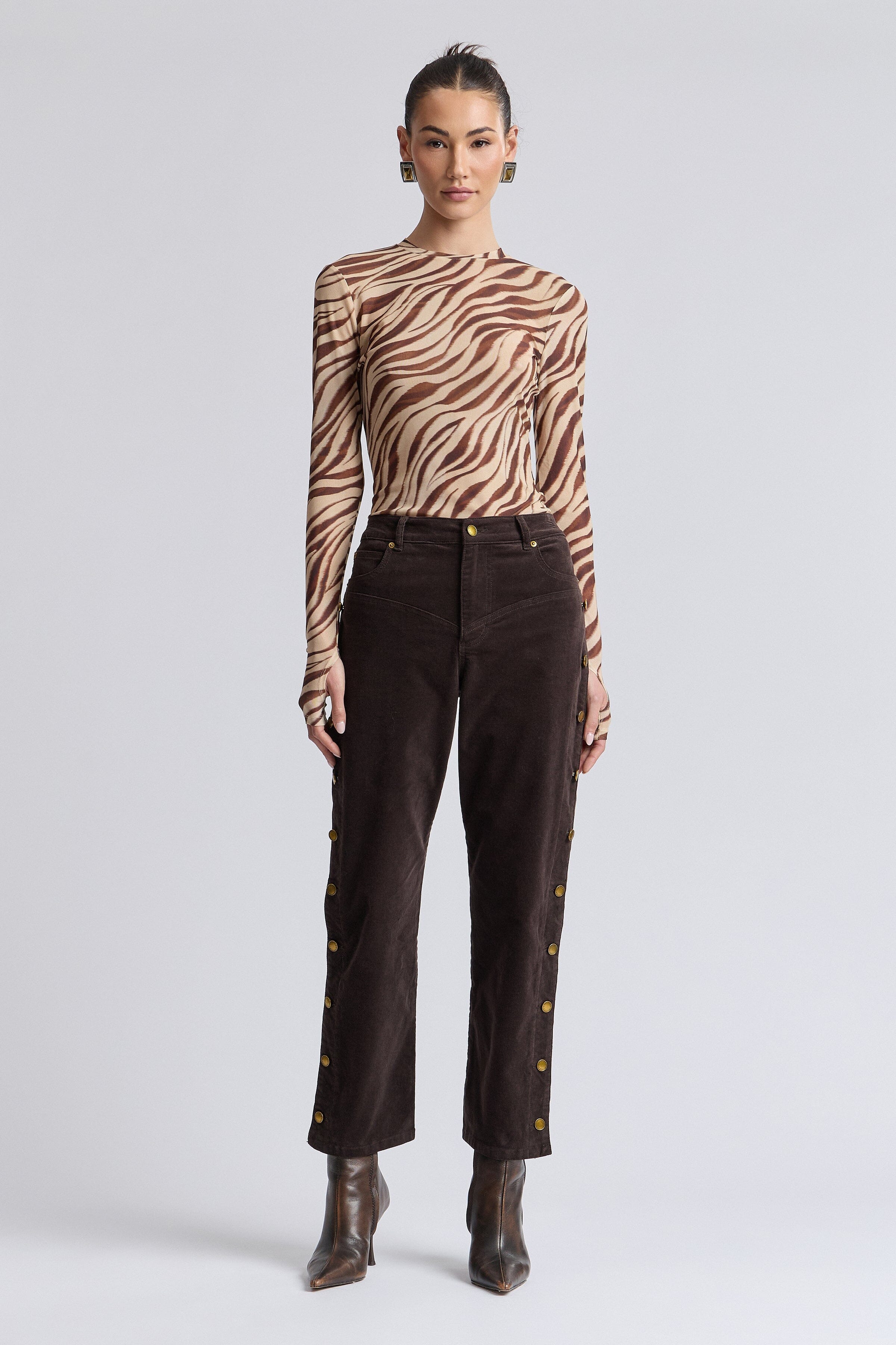 Straight-leg corduroy brown pants for women in a cotton blend with mid-rise. Shop corduroy pants by Avec Les Filles.