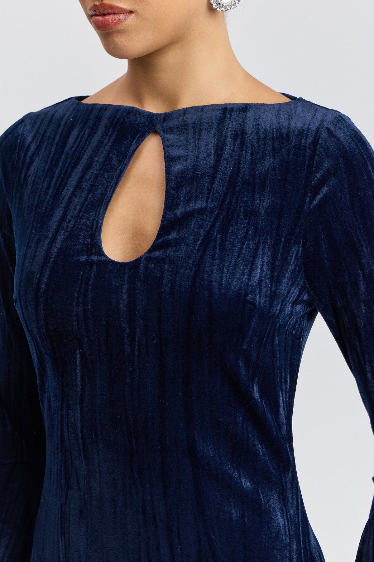 Navy blue velvet dress long sleeve with a keyhole neckline. Shop women's cute velvet maxi dresses by Avec Les Filles.