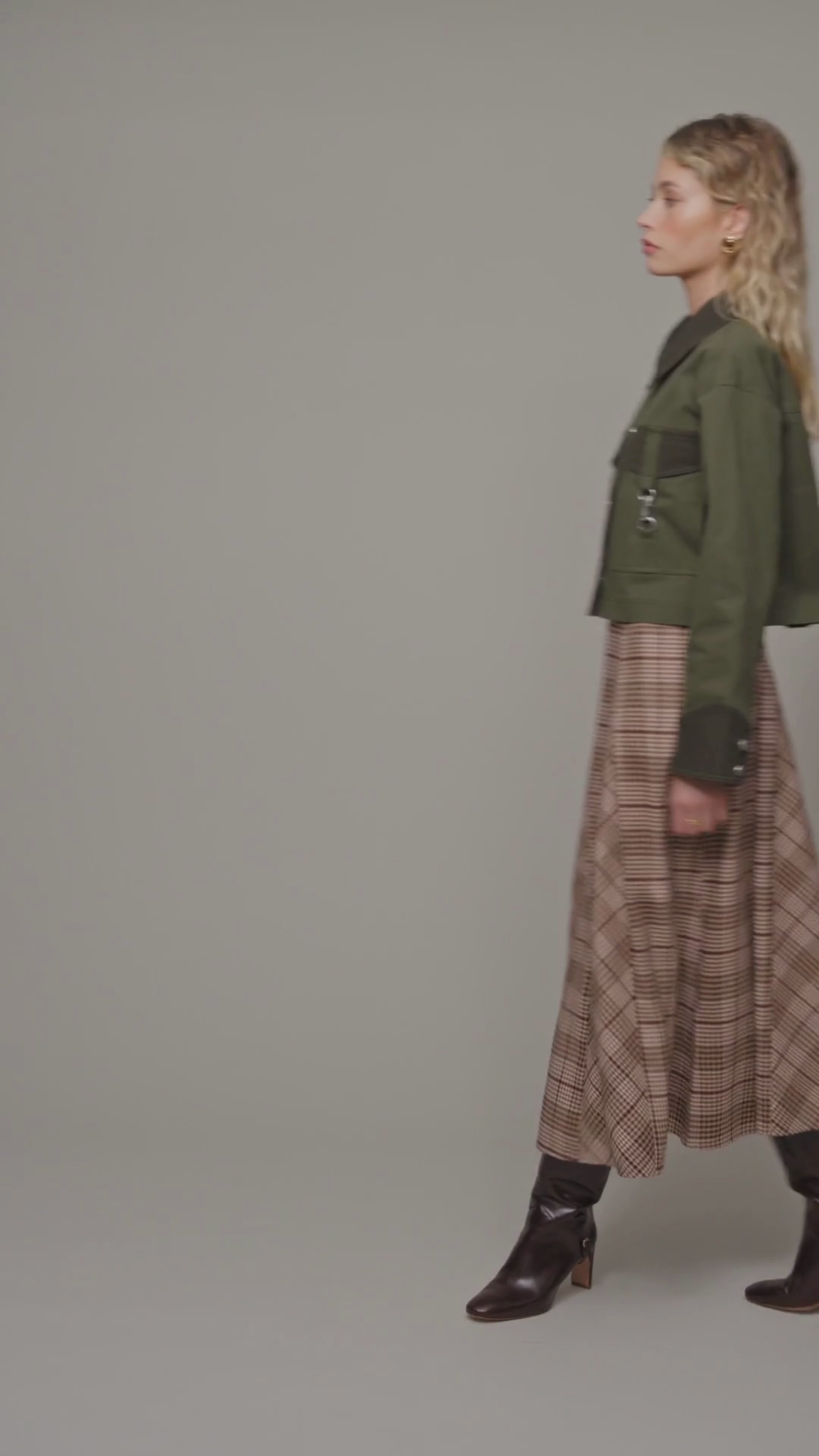 Relaxed cotton twill utility olive cropped jacket with long sleeves and pointed contrast collar - Cute women's jackets by Avec Les Filles