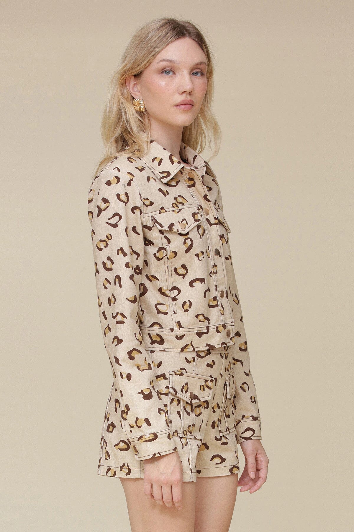Beige spring leopard printed cotton twill jacket made of 100% cotton with button-front closure and cuffs, chest and side pockets - Cute women's jackets by Avec Les Filles