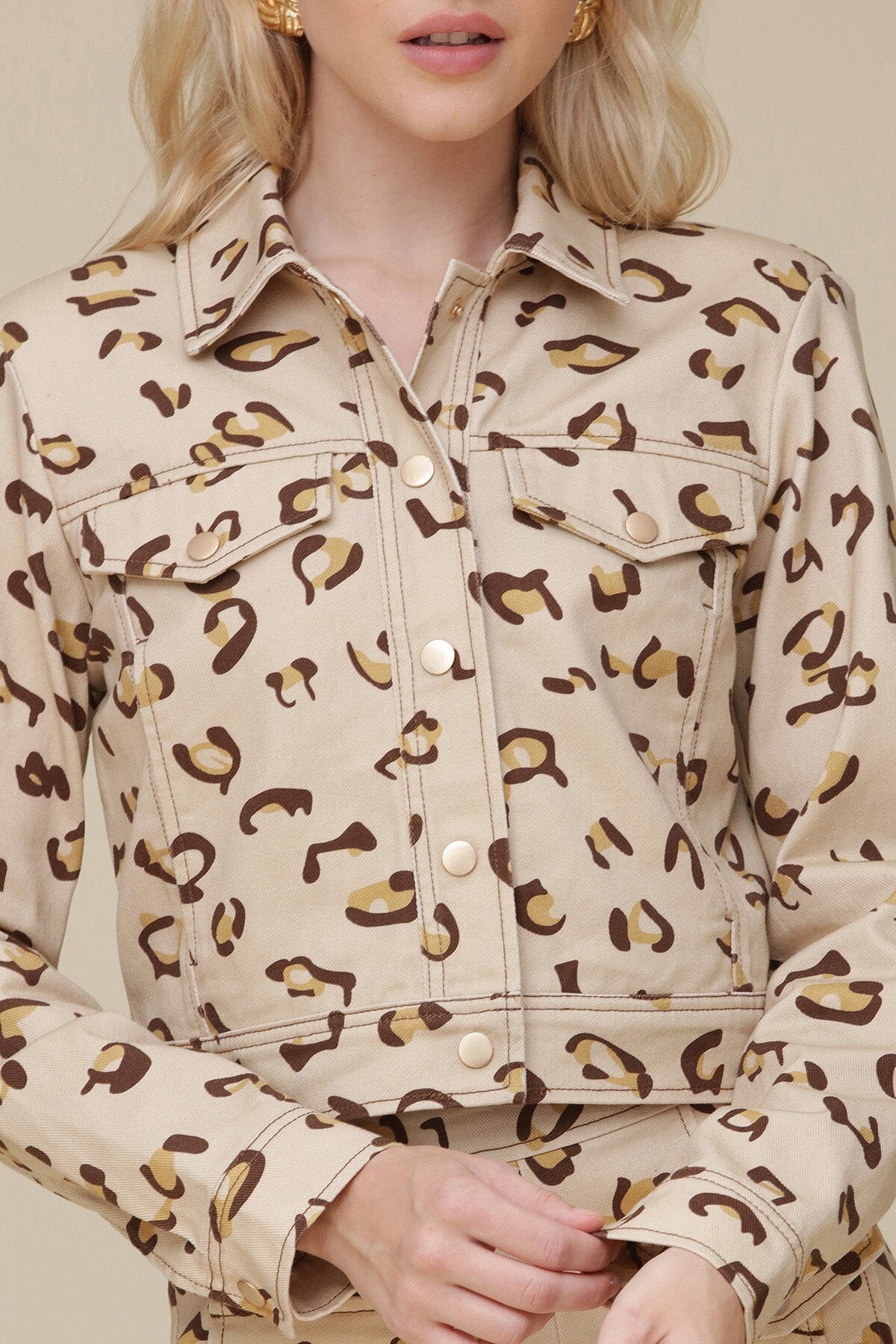 Beige spring leopard printed cotton twill jacket made of 100% cotton with button-front closure and cuffs, chest and side pockets - Cute women's jackets by Avec Les Filles
