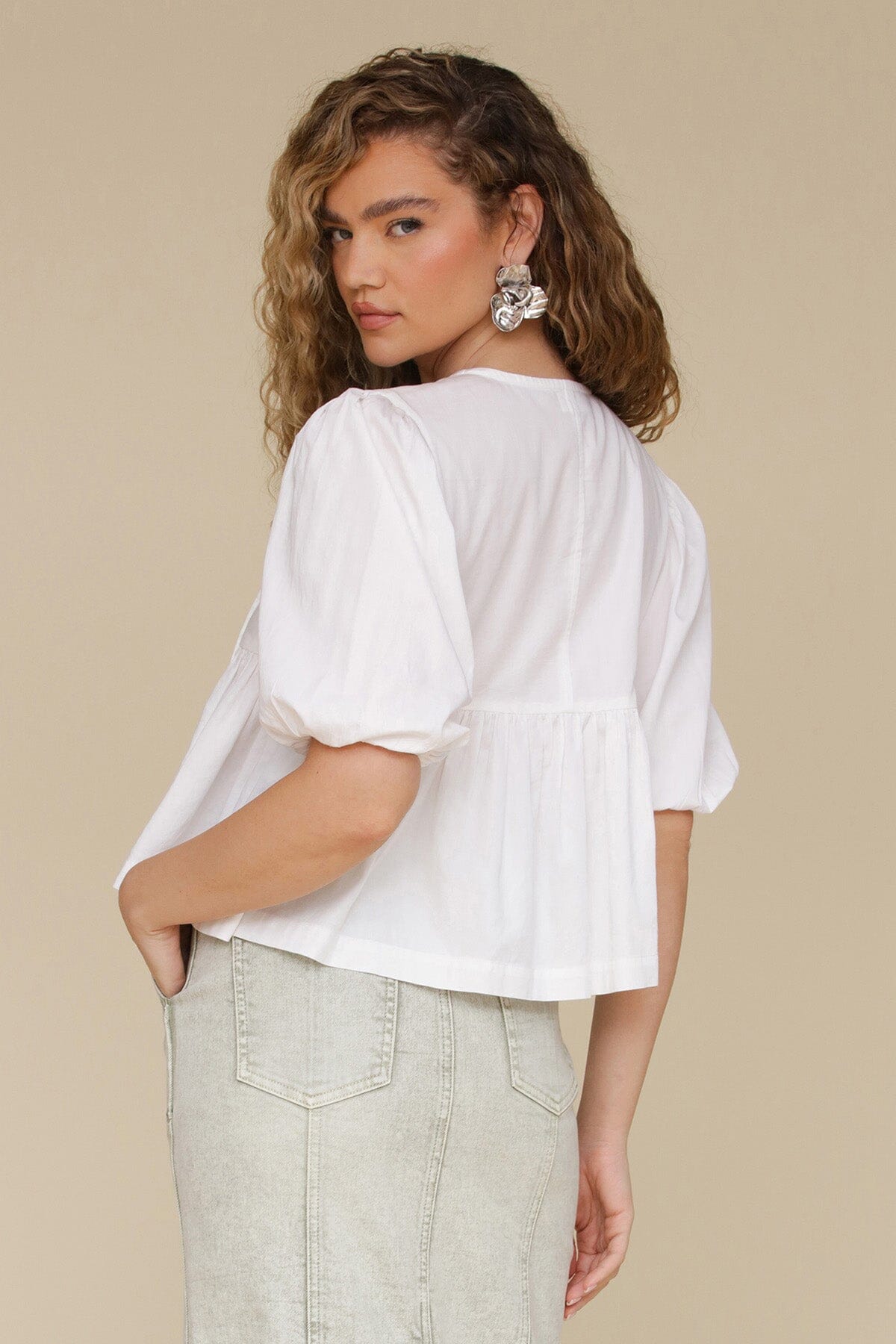 White bow detail cotton babydoll short puff sleeves with elastic cuffs top with crewneck and tie-front - Cute women's tops by Avec Les Filles