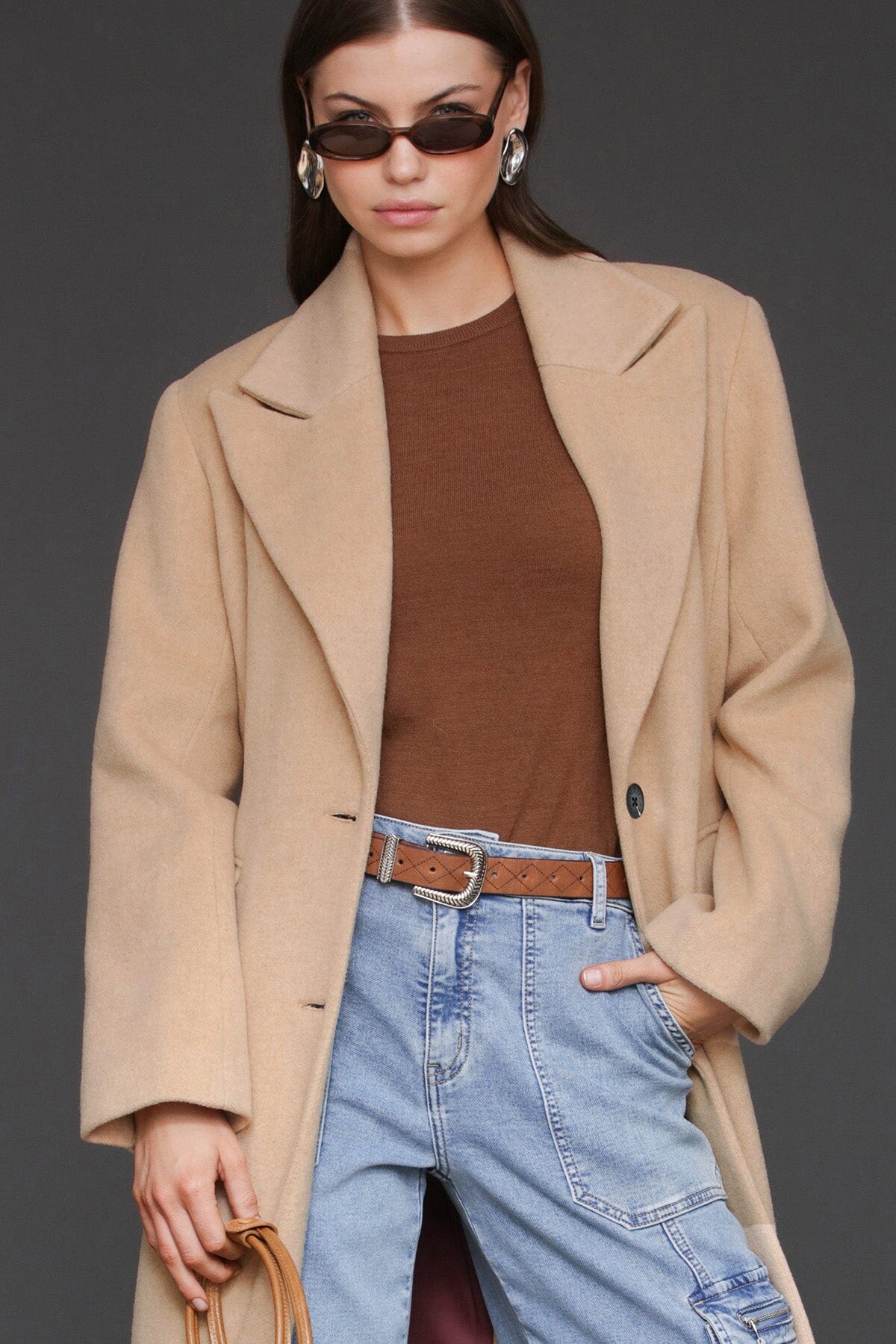 Strong shoulder hourglass camel single-breasted maxi coat with shoulder pads and long tailored sleeves - Cute women's maxi coats by Avec Les Filles