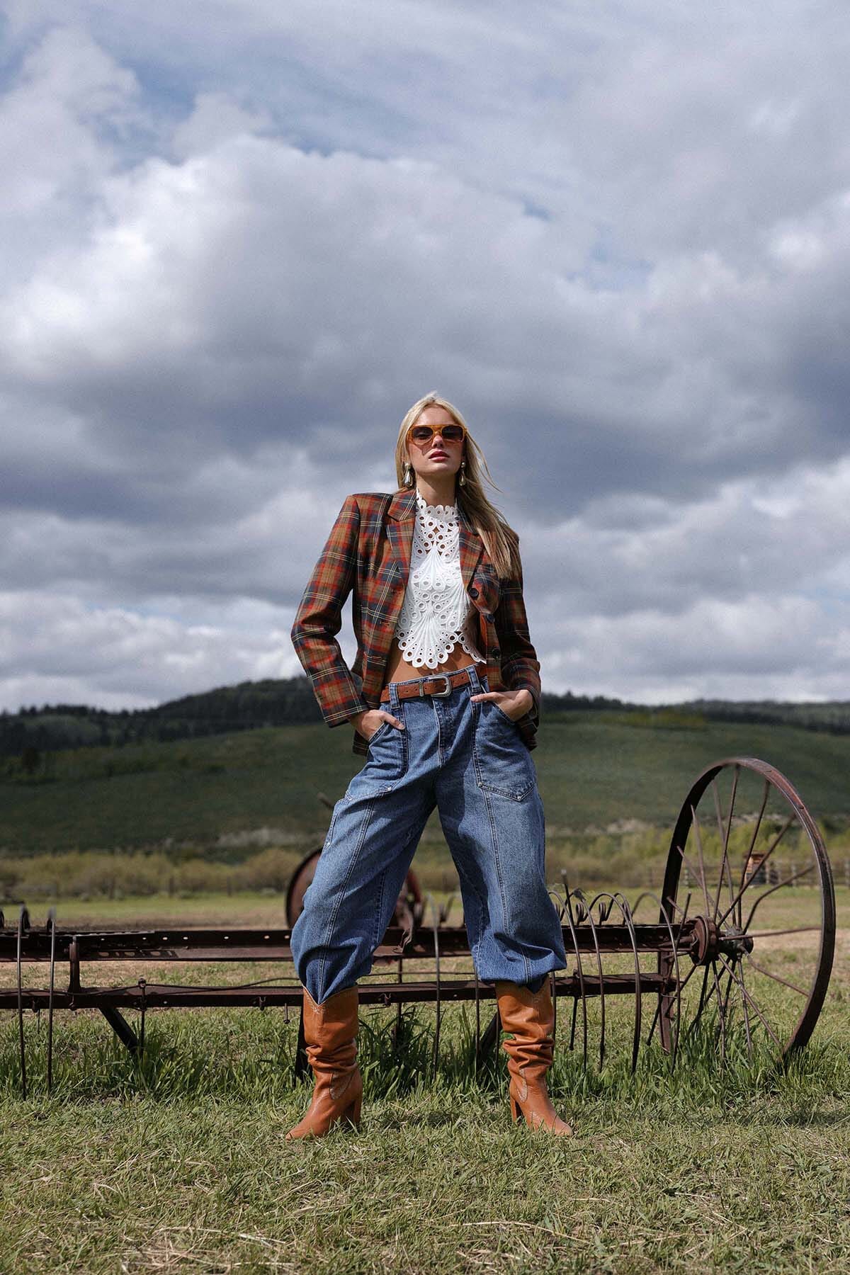 Barrel leg carpenter high-rise jeans made from a cotton blend with ankle-length hem and patch pockets - Cute women's jeans by Avec Les Filles