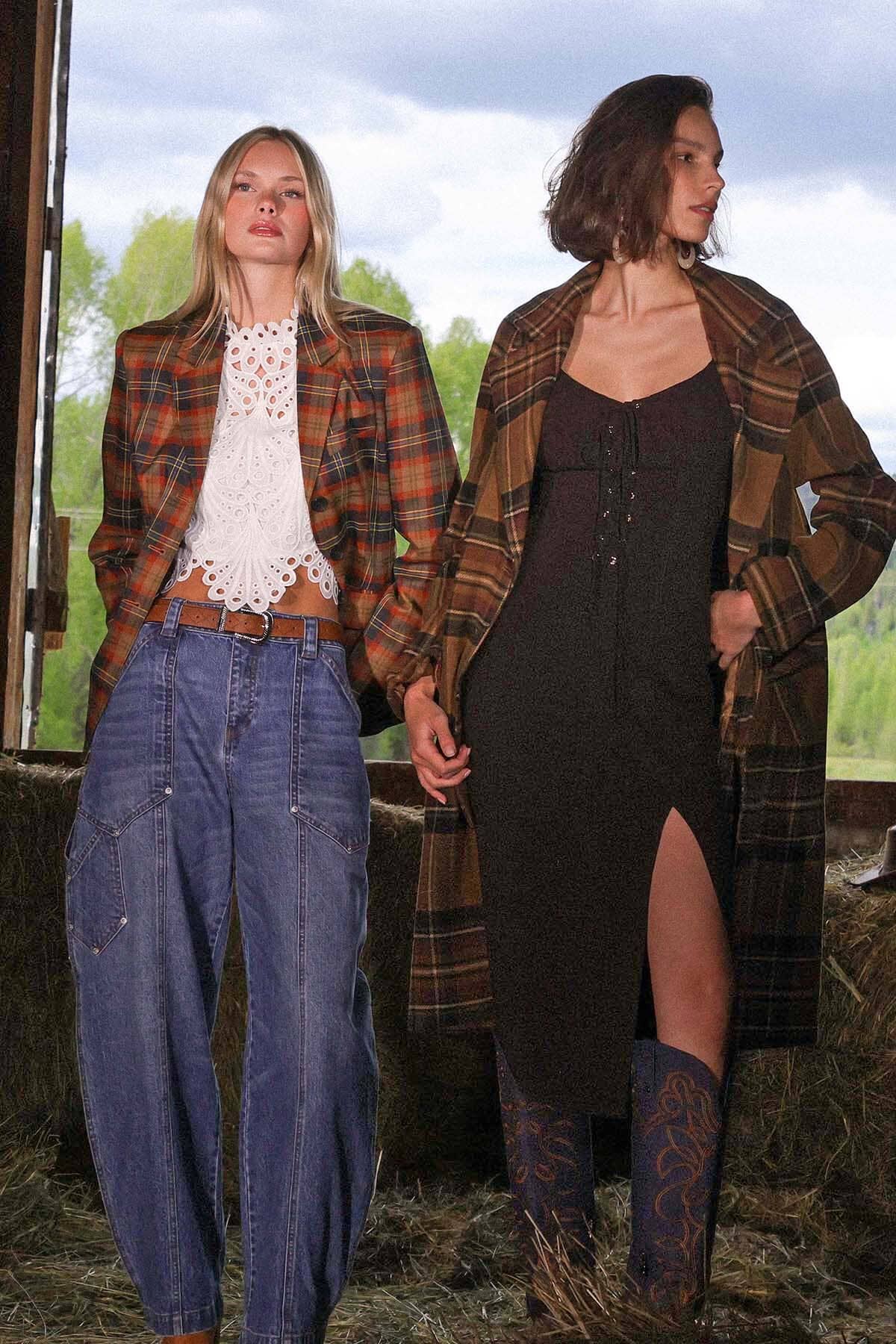 Barrel leg carpenter high-rise jeans made from a cotton blend with ankle-length hem and patch pockets - Cute women's jeans by Avec Les Filles