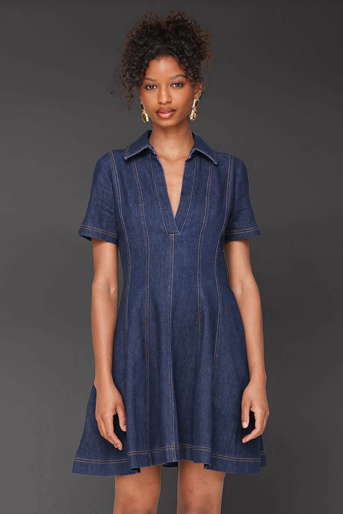 Cotton denim short-sleeve dark blue mini shirtdress with v-neck, side pockets and flared mini-length skirt. Cute women's shirt dresses by Avec Les Filles.