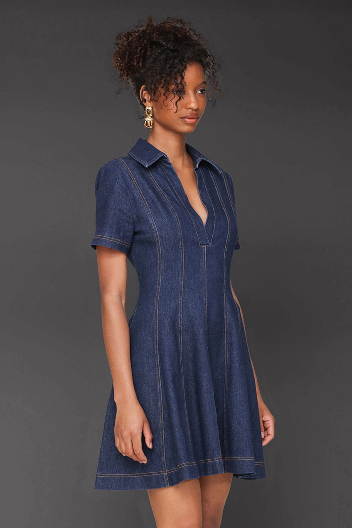 Cotton denim short-sleeve dark blue mini shirtdress with v-neck, side pockets and flared mini-length skirt. Cute women's shirt dresses by Avec Les Filles.