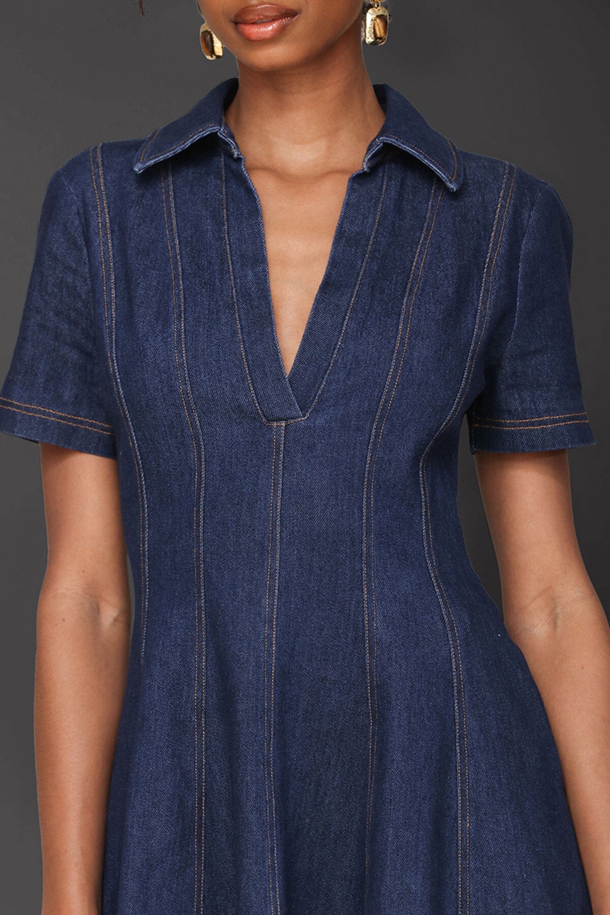 Cotton denim short-sleeve dark blue mini shirtdress with v-neck, side pockets and flared mini-length skirt. Cute women's shirt dresses by Avec Les Filles.