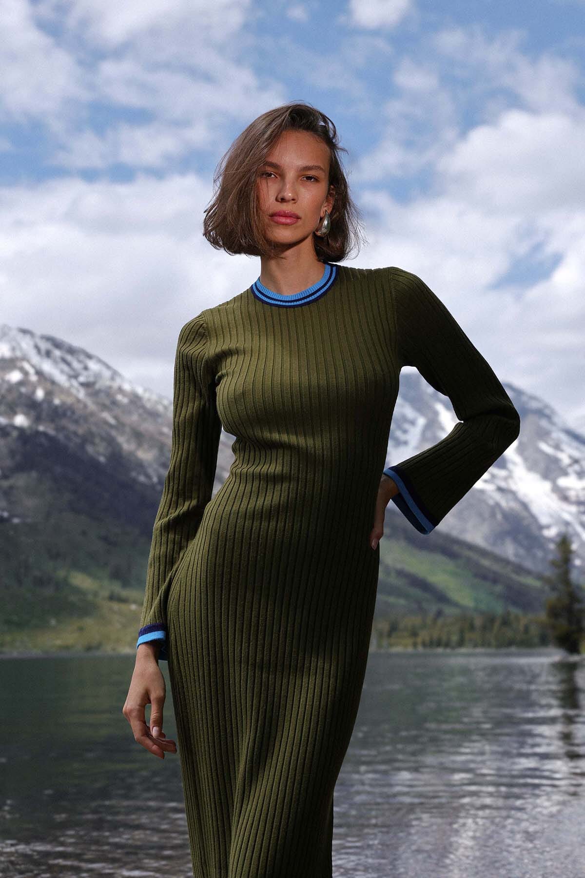 Contrast trim green maxi sweater dress with crew neckline and long flared sleeves - Cute women's maxi dresses by Avec Les Filles