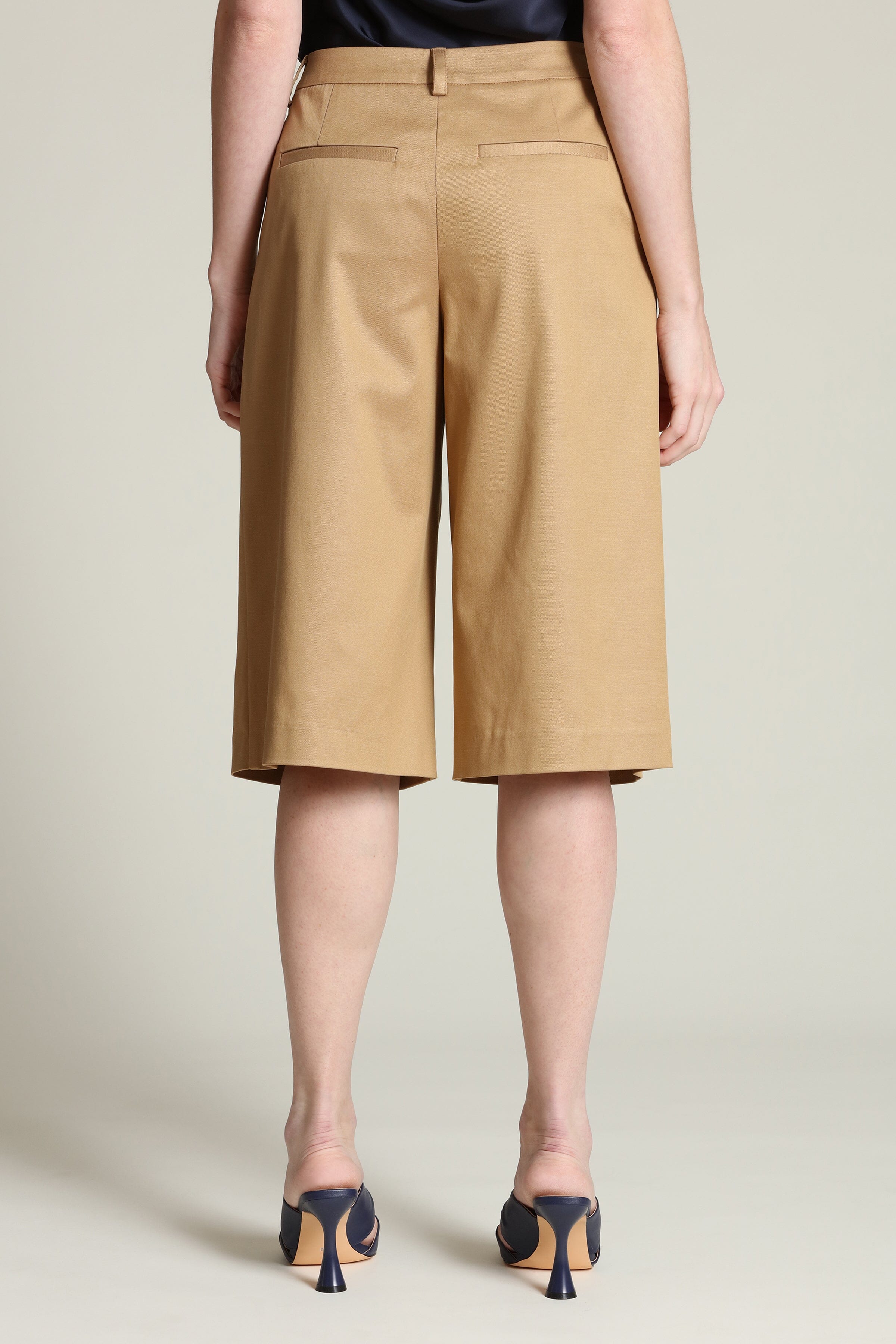 Tailored beige bermuda short with front pleats, a mid-rise waist, and a wide-leg fit by Avec Les Filles