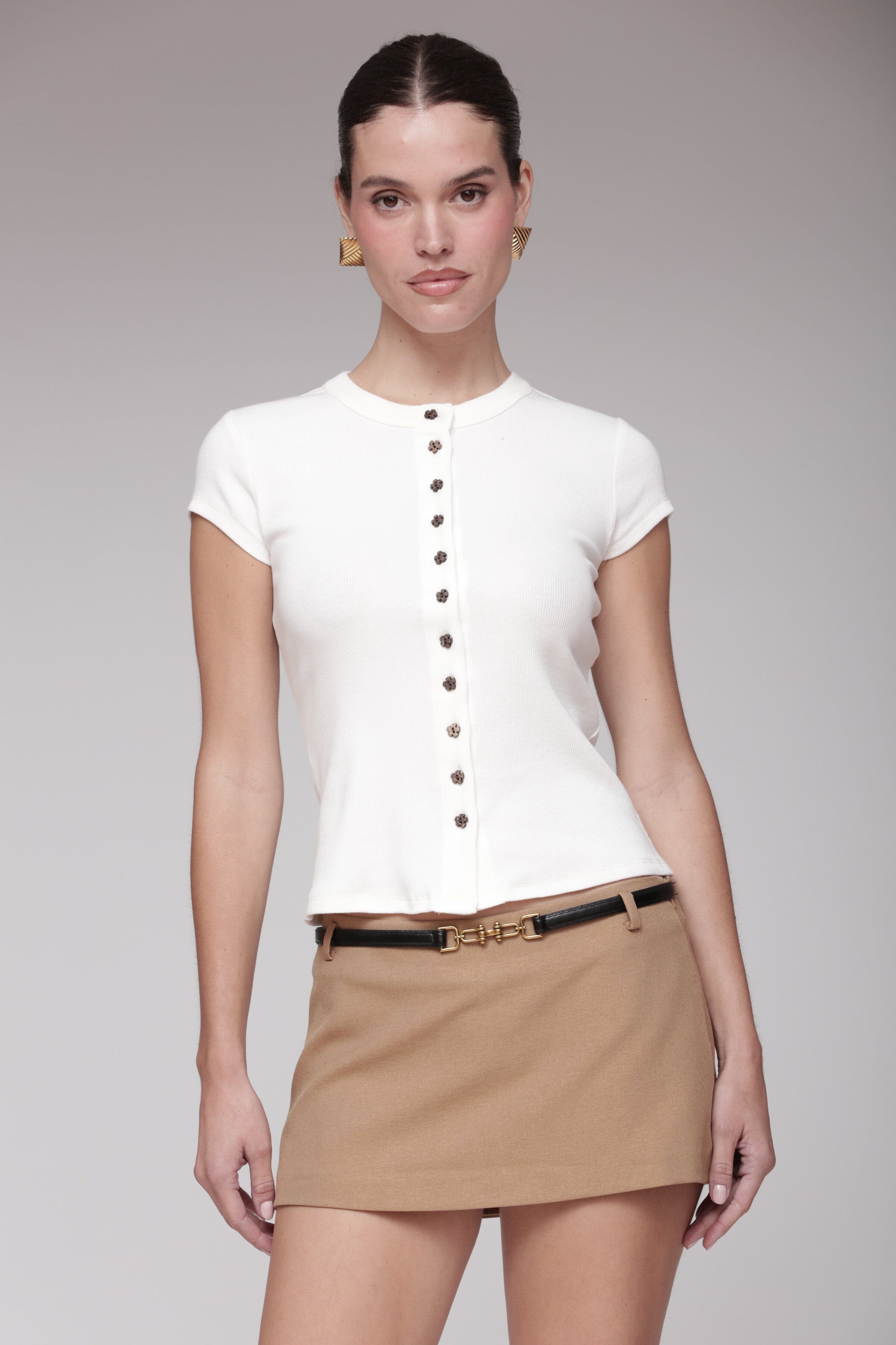 Flower-button white cotton T-shirt with cap sleeves and crew neckline - Shop designer women's cotton tees by Avec Les Filles