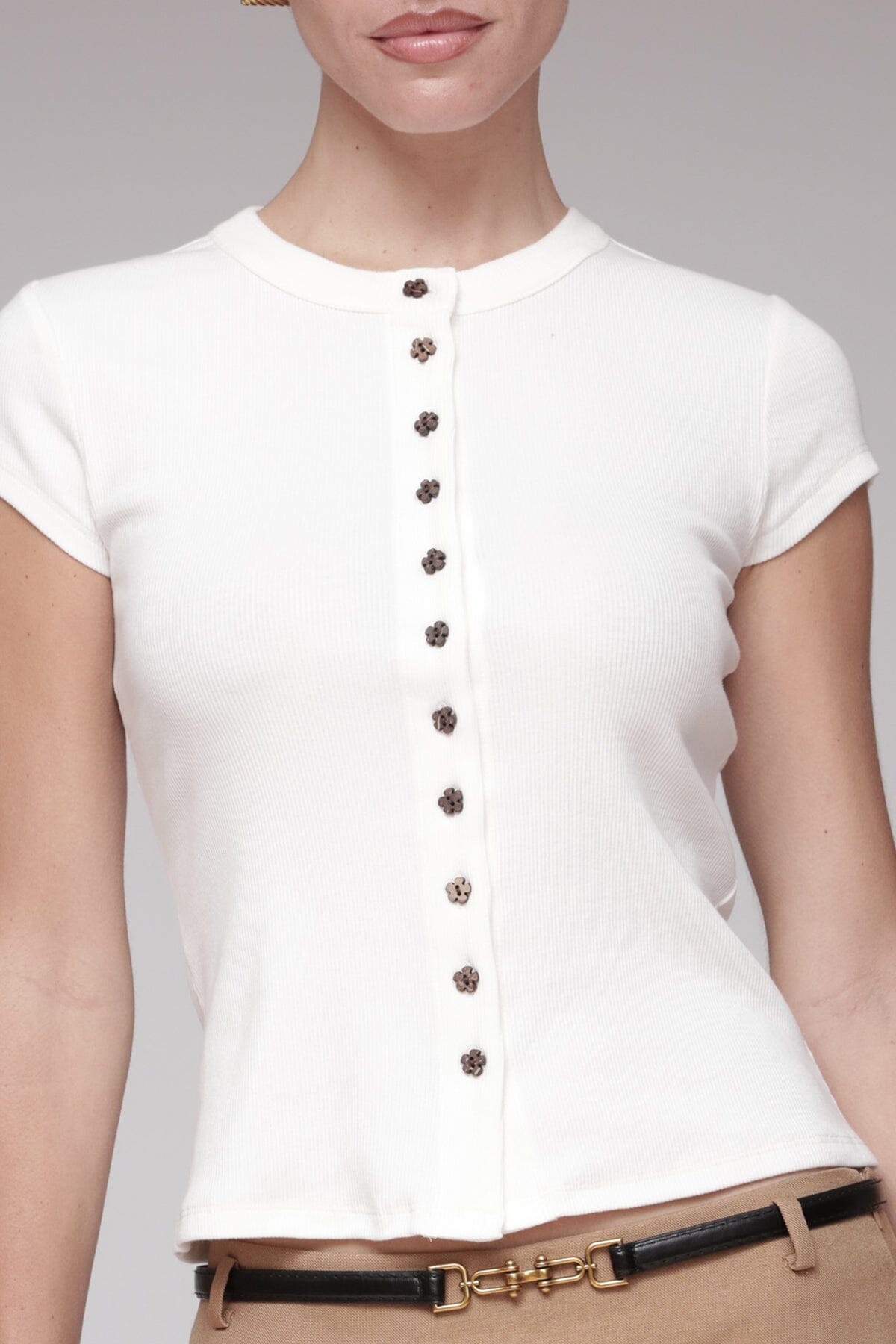 Flower-button white cotton T-shirt with cap sleeves and crew neckline - Shop designer women's cotton tees by Avec Les Filles