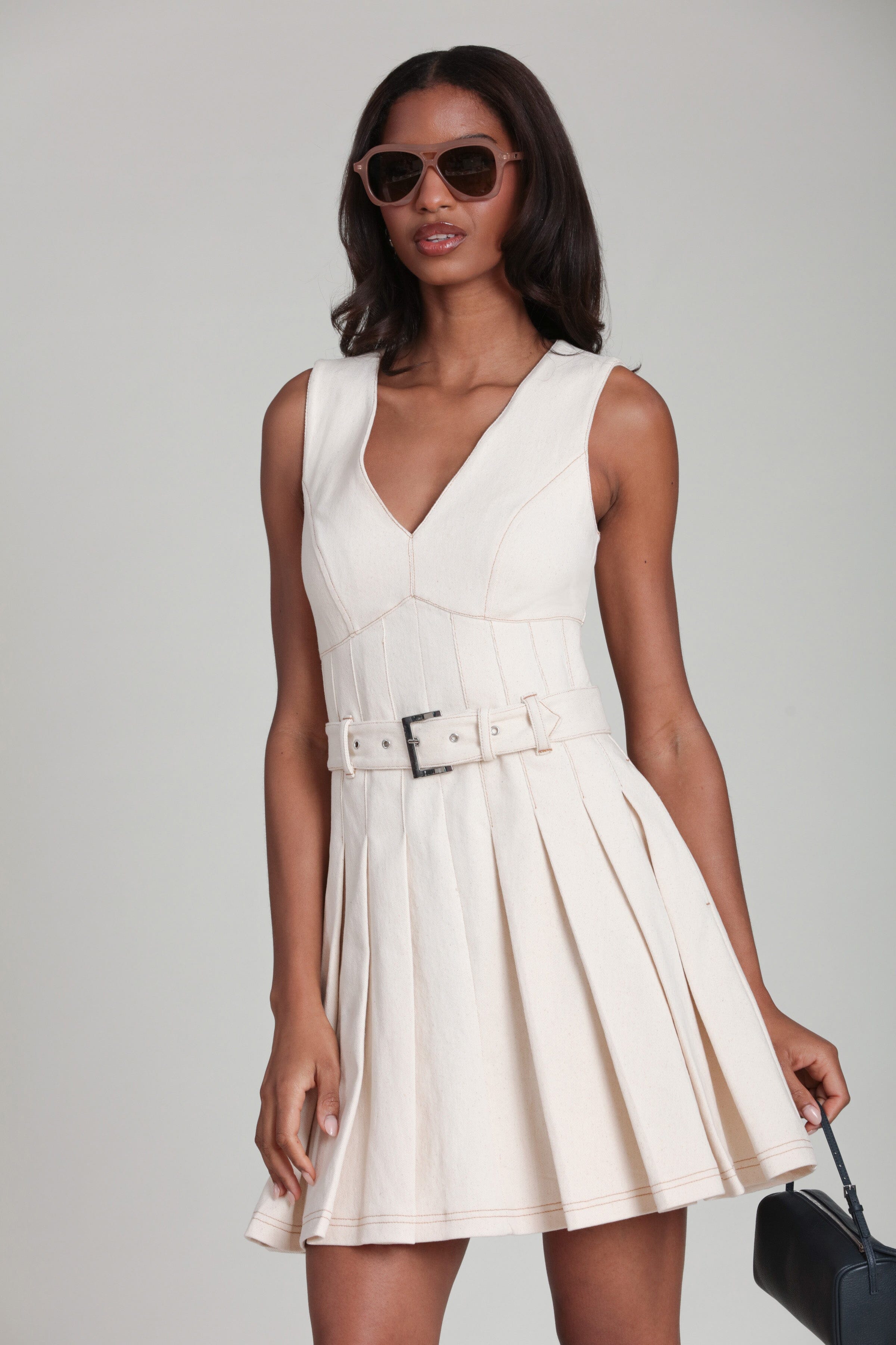 Fit & flare sleeveless white denim dress in cotton blend with removable belt and V-neck by Avec Les Filles