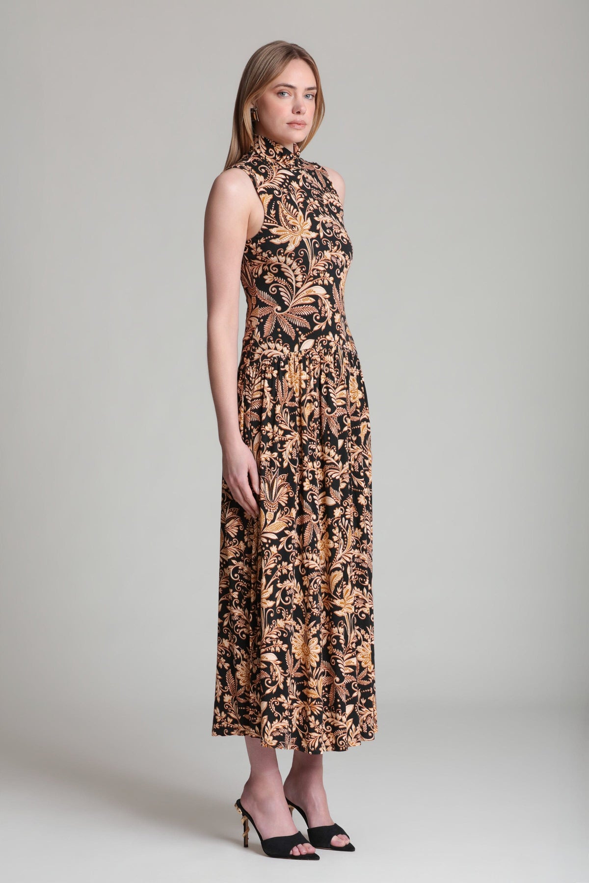 Printed sleeveless jersey floral maxi dress with a turtleneck and drop waist. Shop floral maxi dresses by Avec Les Filles.