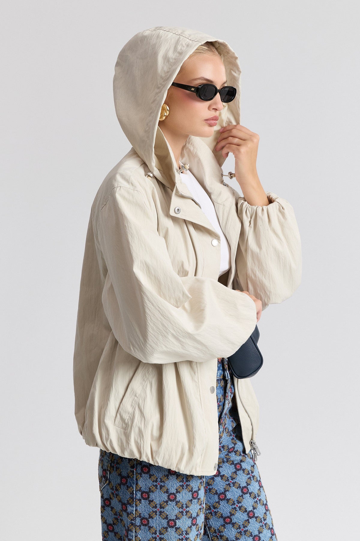 Nylon-blend hooded women windbreaker with balloon sleeves. Shop cute white jackets by Avec Les Filles.