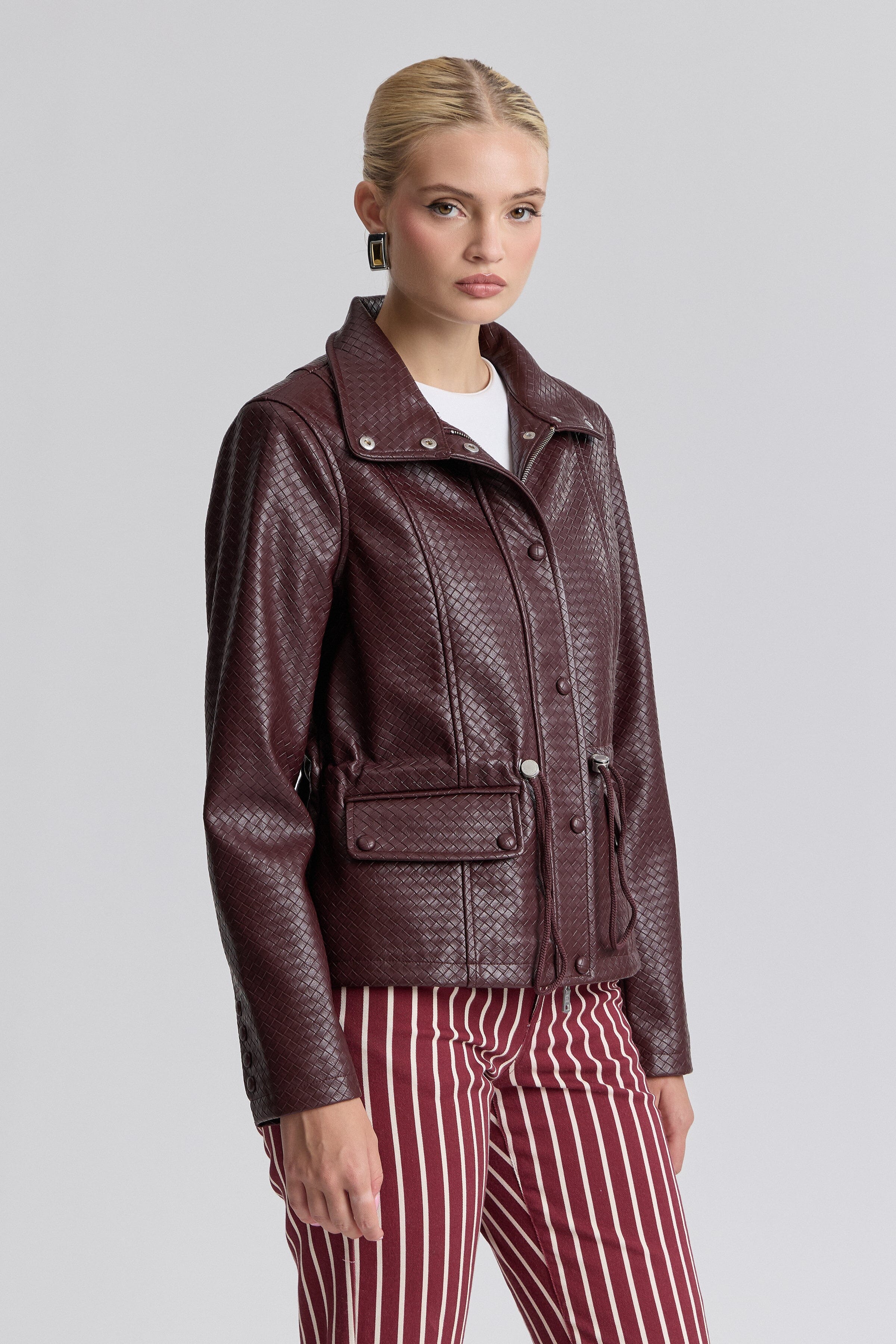Basketweave burgundy cropped jacket with adjustable waist and zip-front. Shop cute crop jackets by Avec Les Filles.