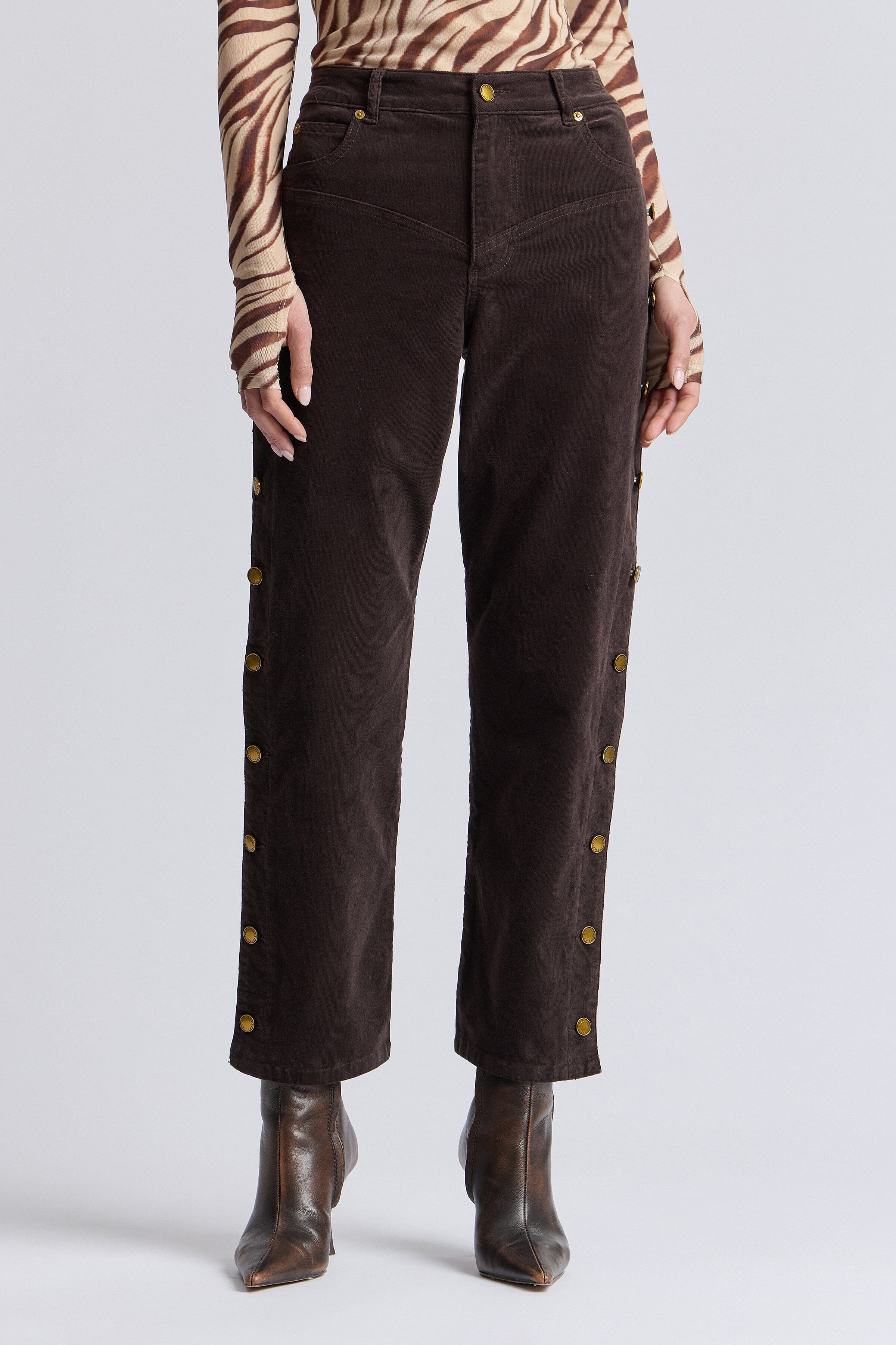 Straight-leg brown corduroy pants women in a cotton blend with mid-rise. Shop corduroy pants by Avec Les Filles.