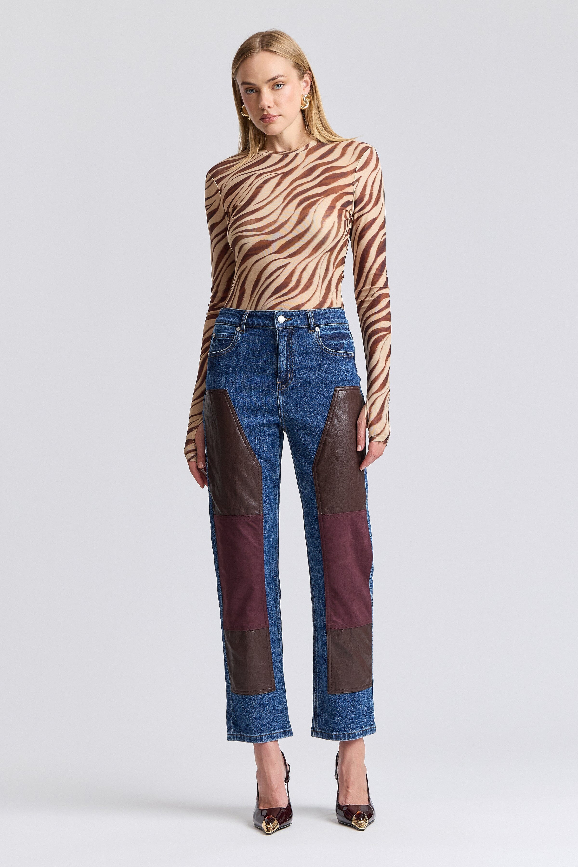 Straight-leg indigo cropped denim jeans with a high-rise waist - Shop carpenter women's pants by Avec Les Filles.