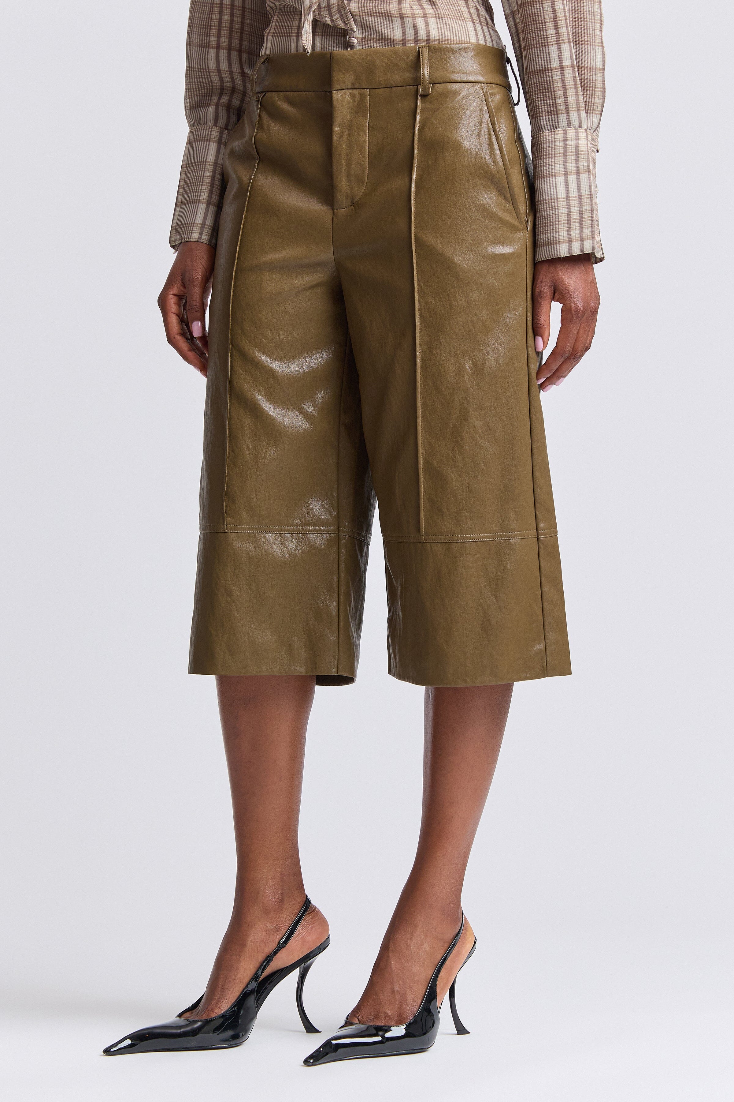 Olive green wide leg pants culottes with a tailored waistband and a high waist - Shop women's pants by Avec Les Filles.