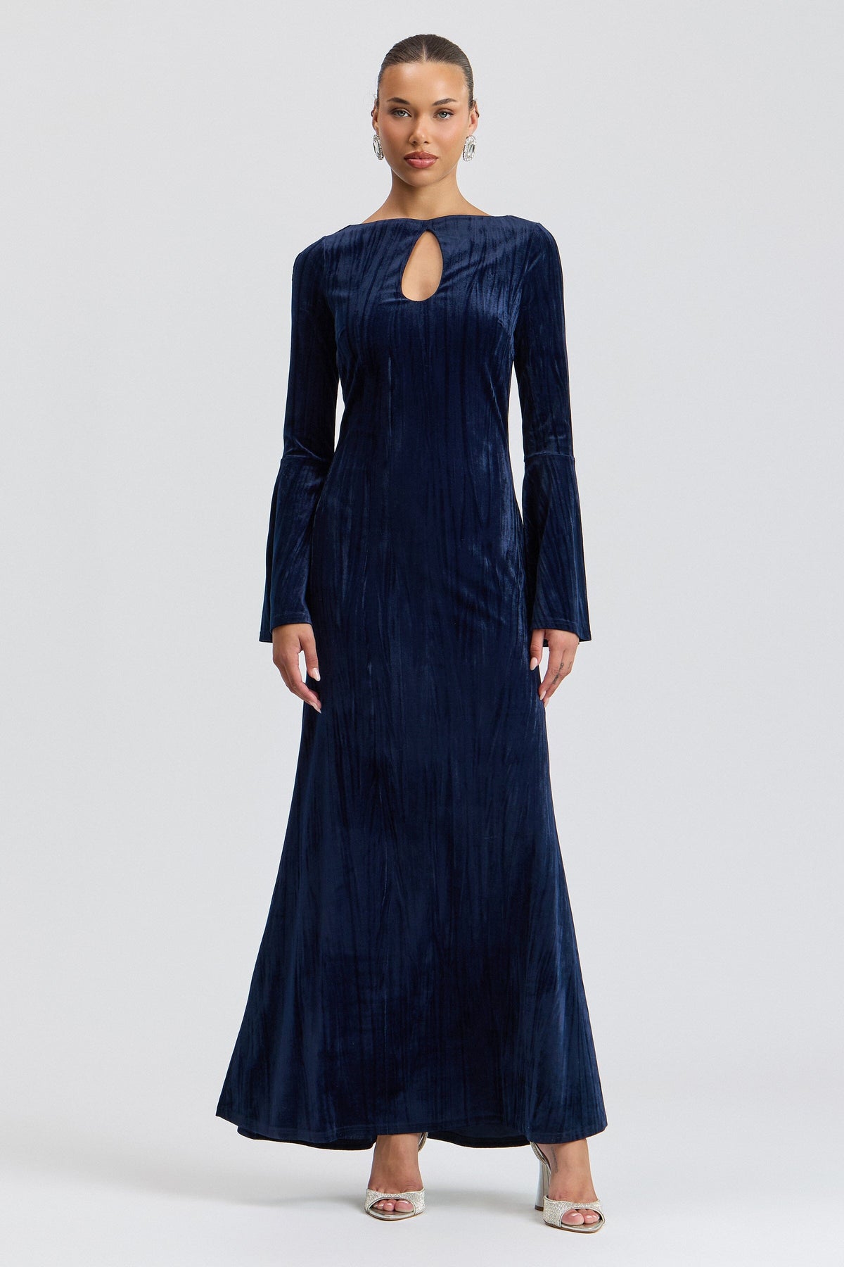 Stretch-textured navy blue long sleeve velvet dress with keyhole neck. Shop women's maxi dresses by Avec Les Filles.