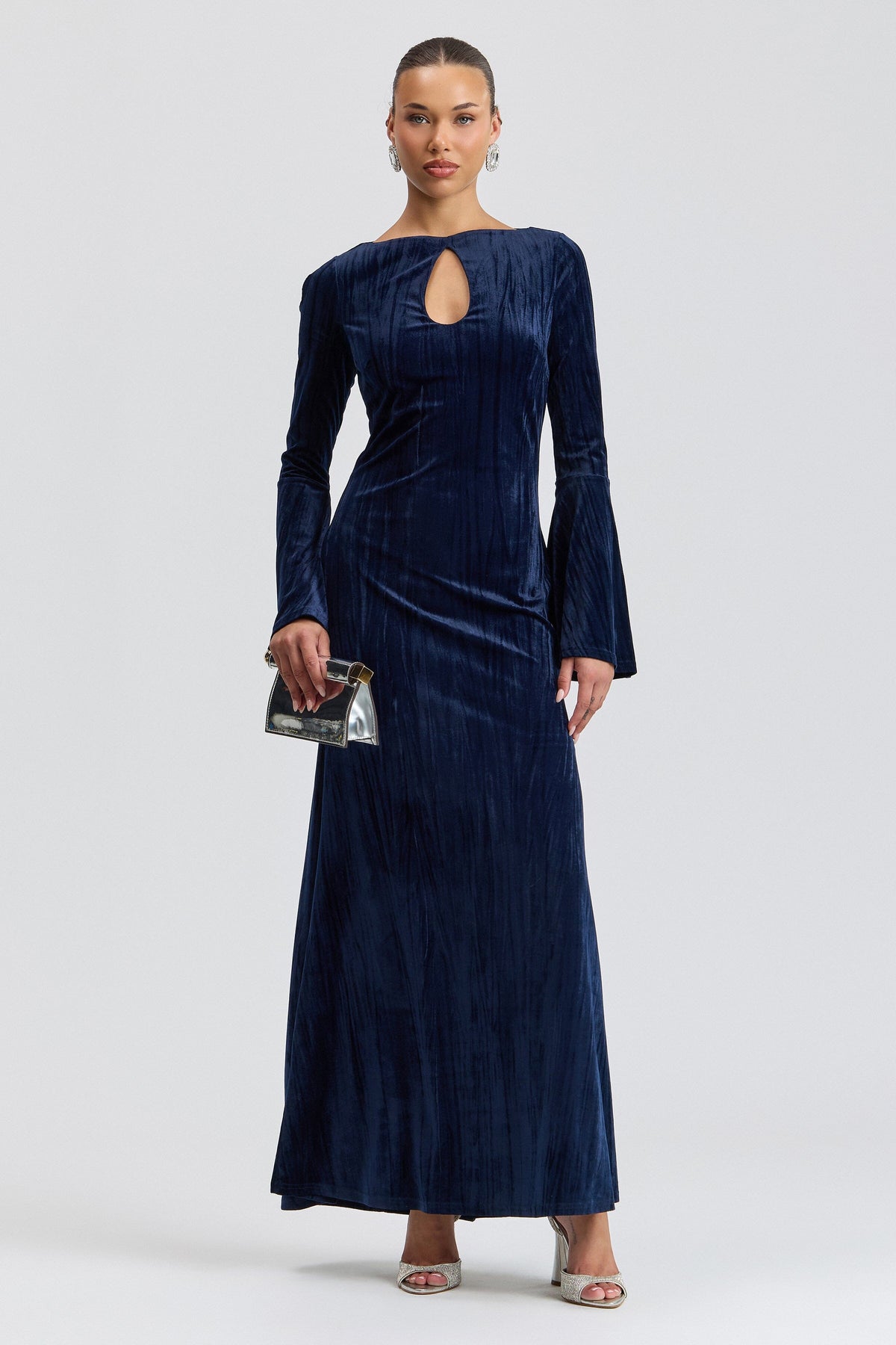 Stretch-textured navy long sleeve velvet dress with a keyhole neck. Shop cute velvet maxi dresses by Avec Les Filles.