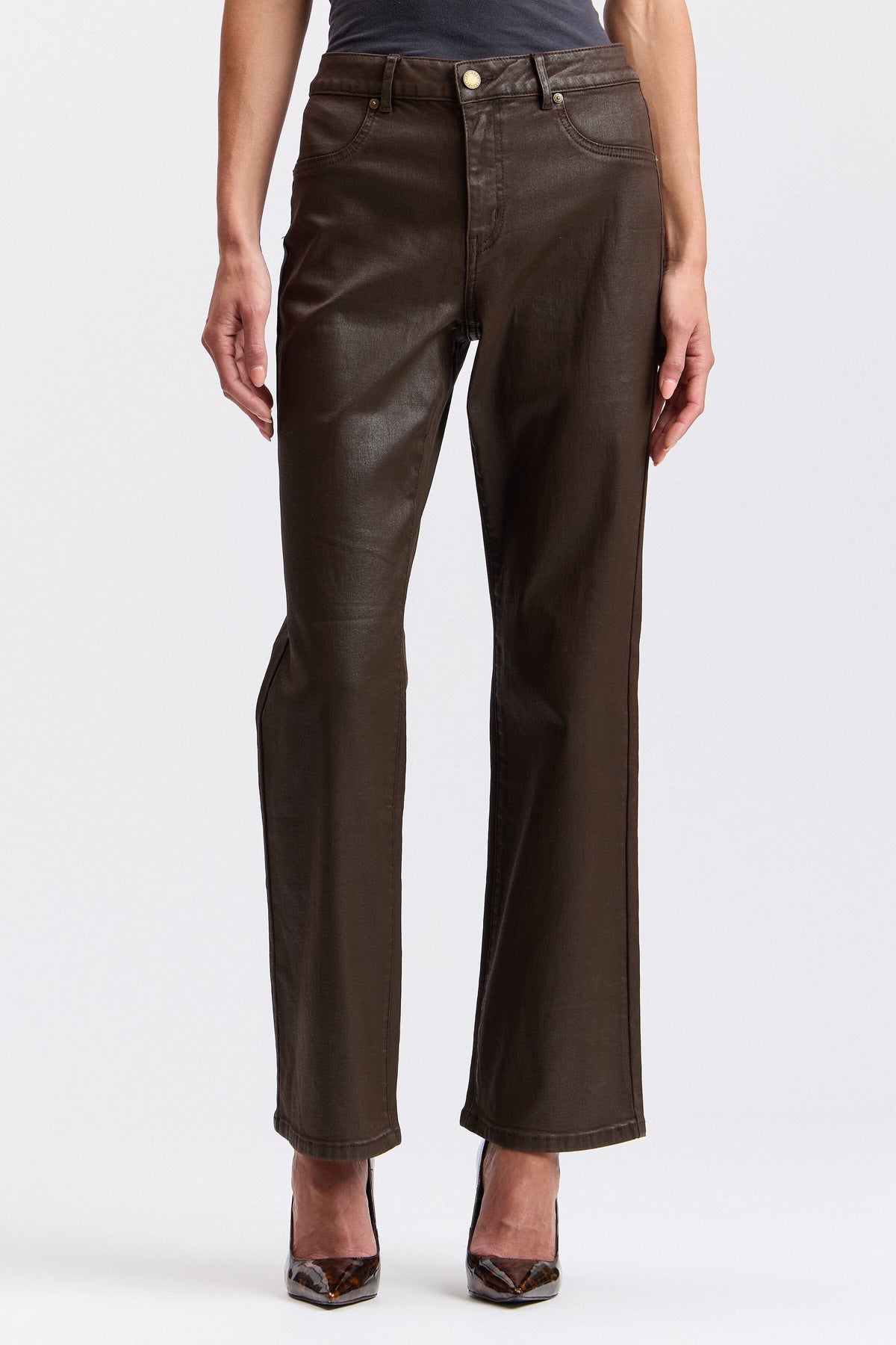 Brown jeans with a high-rise waist and a bootcut leg - Shop designer women's bootcut jeans by Avec Les Filles.