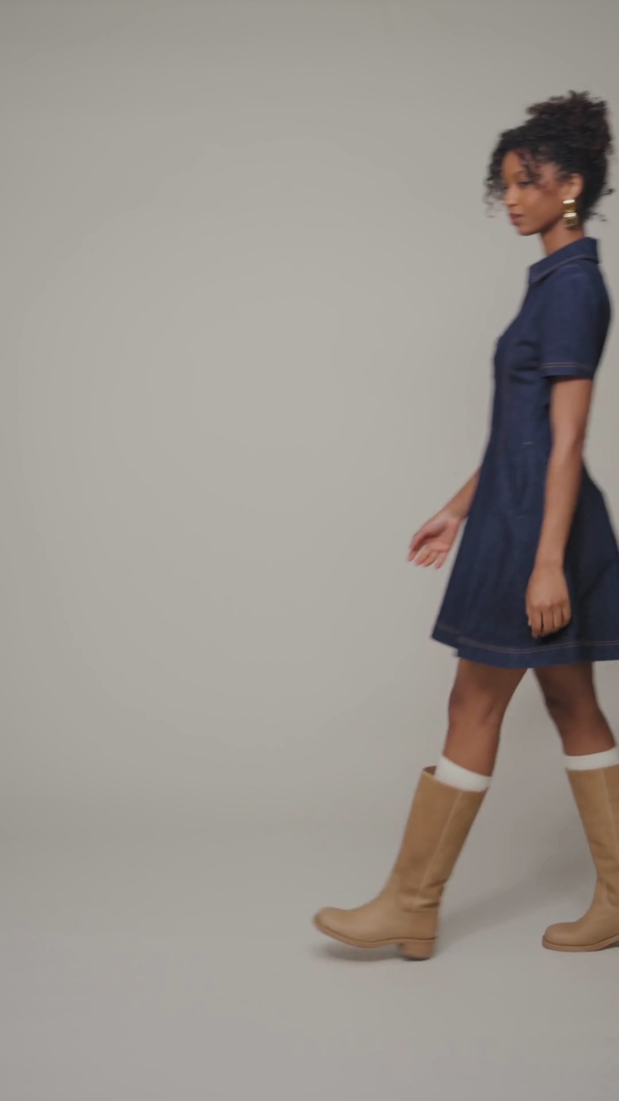 Cotton denim short-sleeve dark blue mini shirtdress with v-neck, side pockets and flared mini-length skirt. Cute women's shirt dresses by Avec Les Filles.